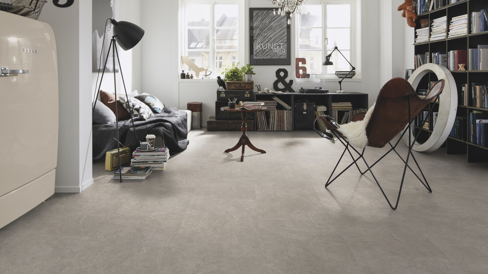 Milieubild Kompaktes Wohnzimmer mit Bücherregal - wineo PL15410SXL