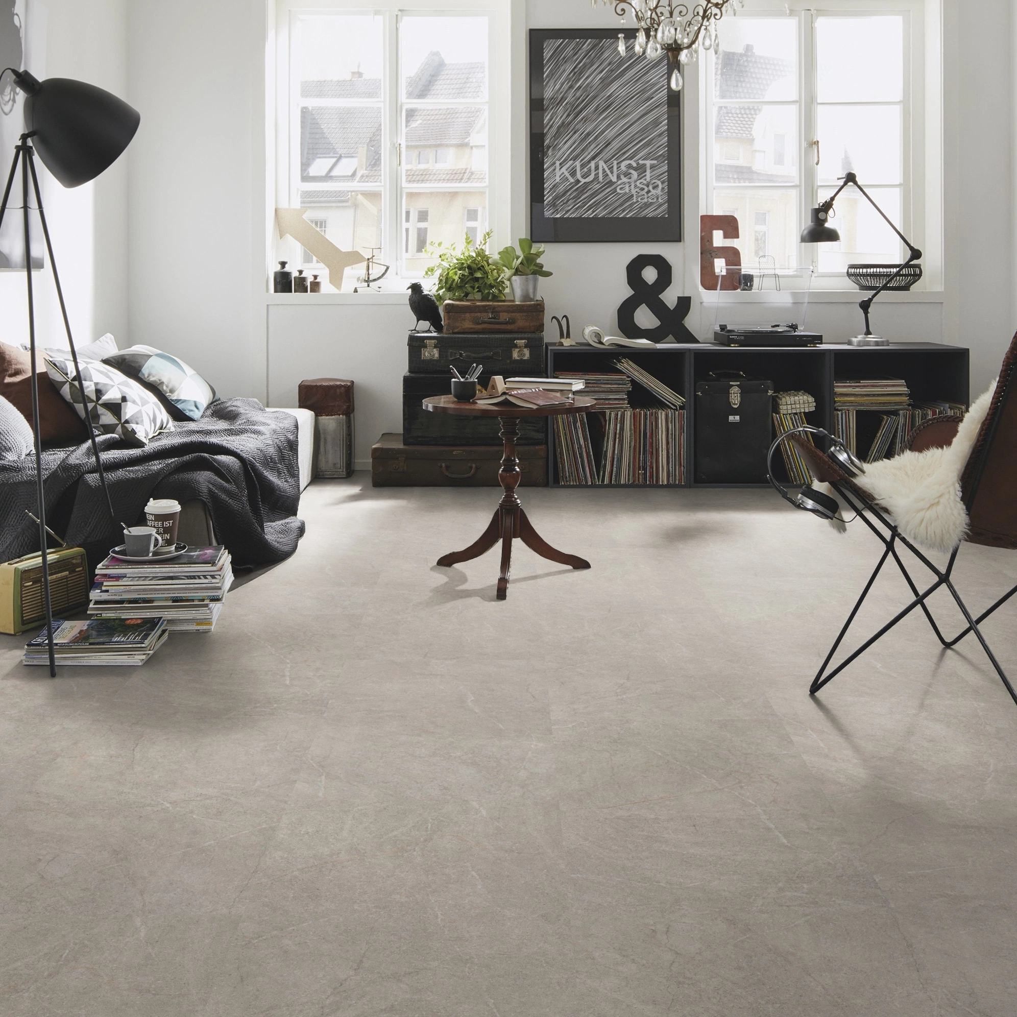 Milieubild Kompaktes Wohnzimmer mit Bücherregal - wineo Klebe-Bioboden PURLINE wineo 1500 stone XL Serene Marble Nature Milieubild Kompaktes Wohnzimmer mit Bücherregal - wineo PL15410SXL