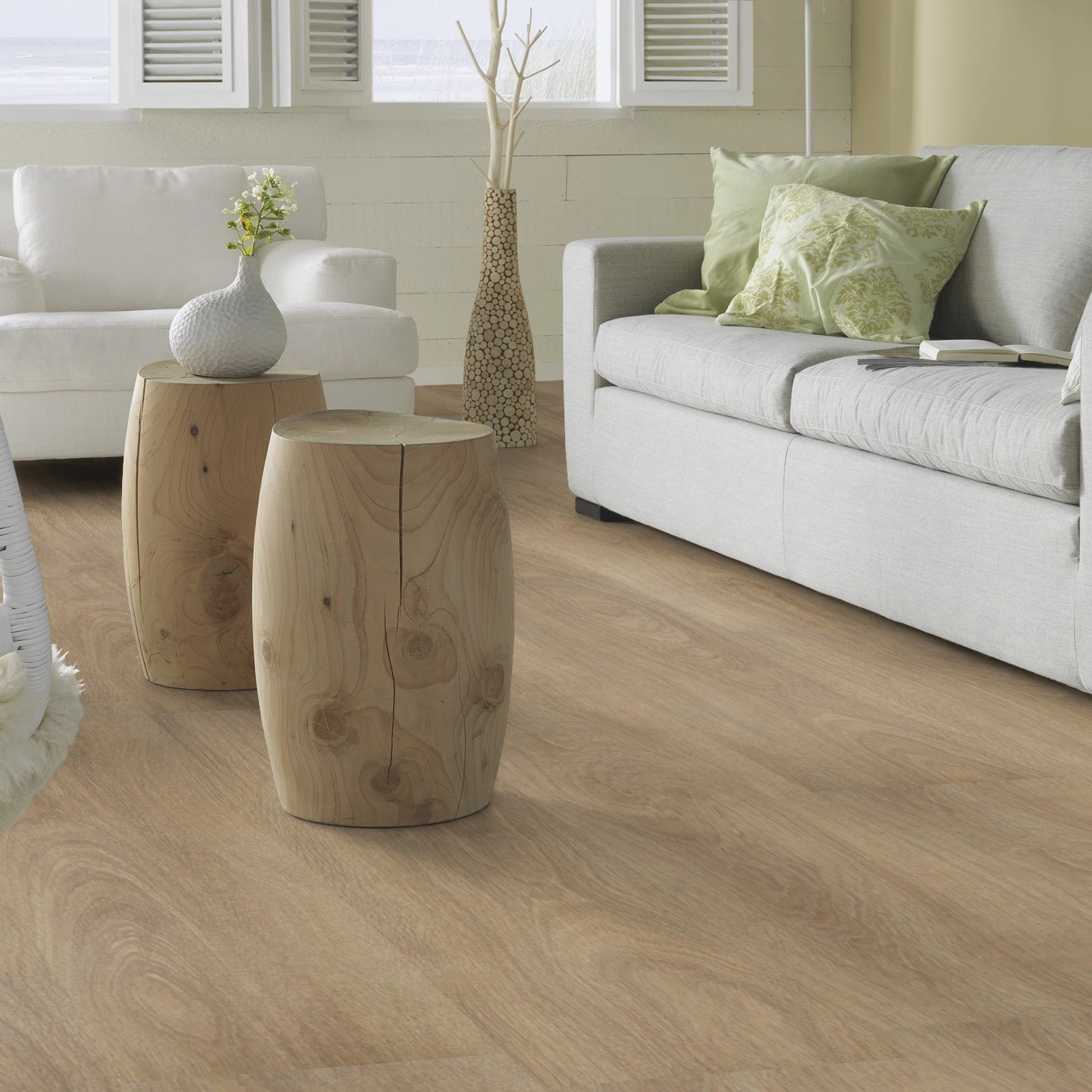 Milieubild Modernes, freundliches Wohnzimmer mit Sofa - Forbo Flooring Klebe-Vinyl Allura Dryback 0.55 Wood Grey Giant Oak Milieubild Modernes, freundliches Wohnzimmer mit Sofa - Forbo Flooring 220108