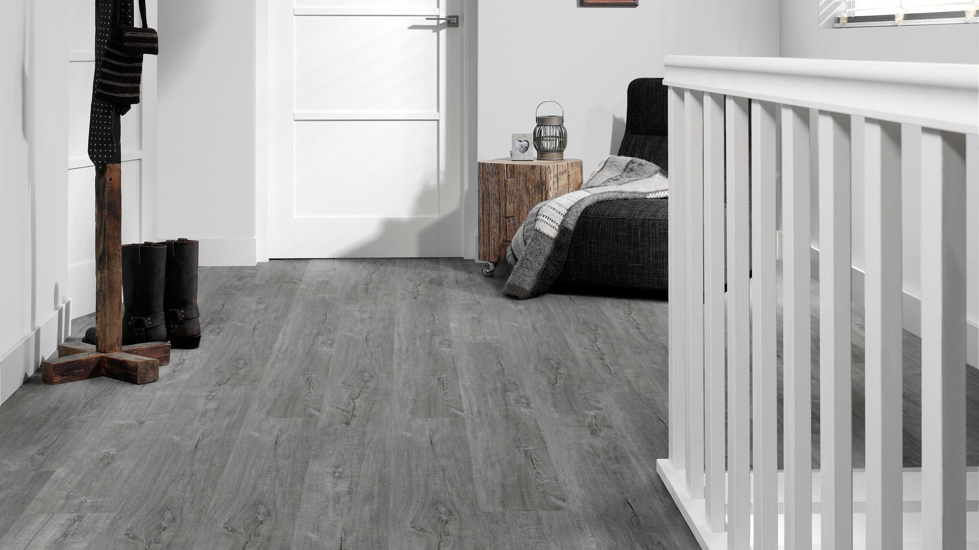 Milieubild Flur mit Treppenlauf - Forbo Flooring Klebe-Vinyl Enduro Dryback Wood Anthracite Timber Milieubild Flur mit Treppenlauf - Forbo Flooring 217626