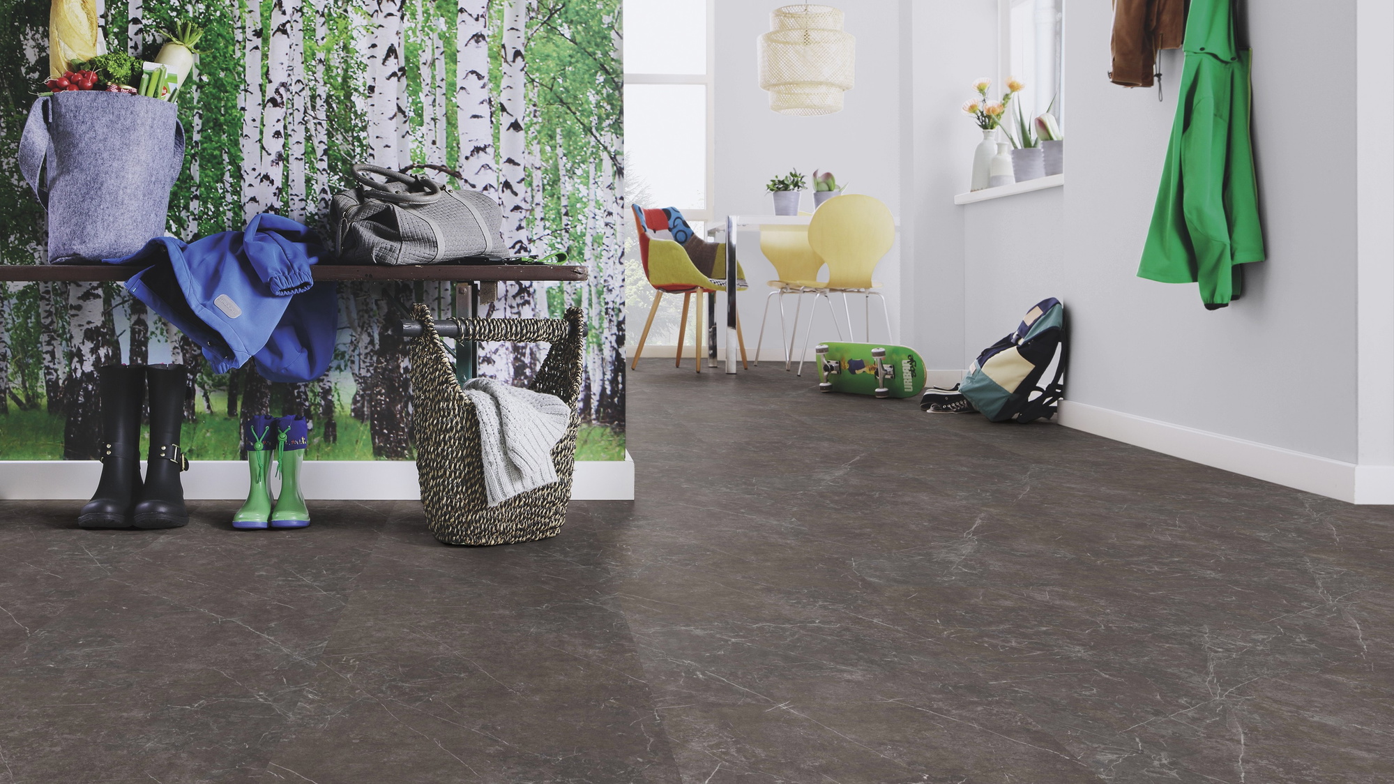 Milieubild Esszimmer mit Flur und Sitzbank - wineo Klebe-Bioboden PURLINE wineo 1500 stone XL Olevano Marble Grey Milieubild Esszimmer mit Flur und Sitzbank - wineo PL15405SXL