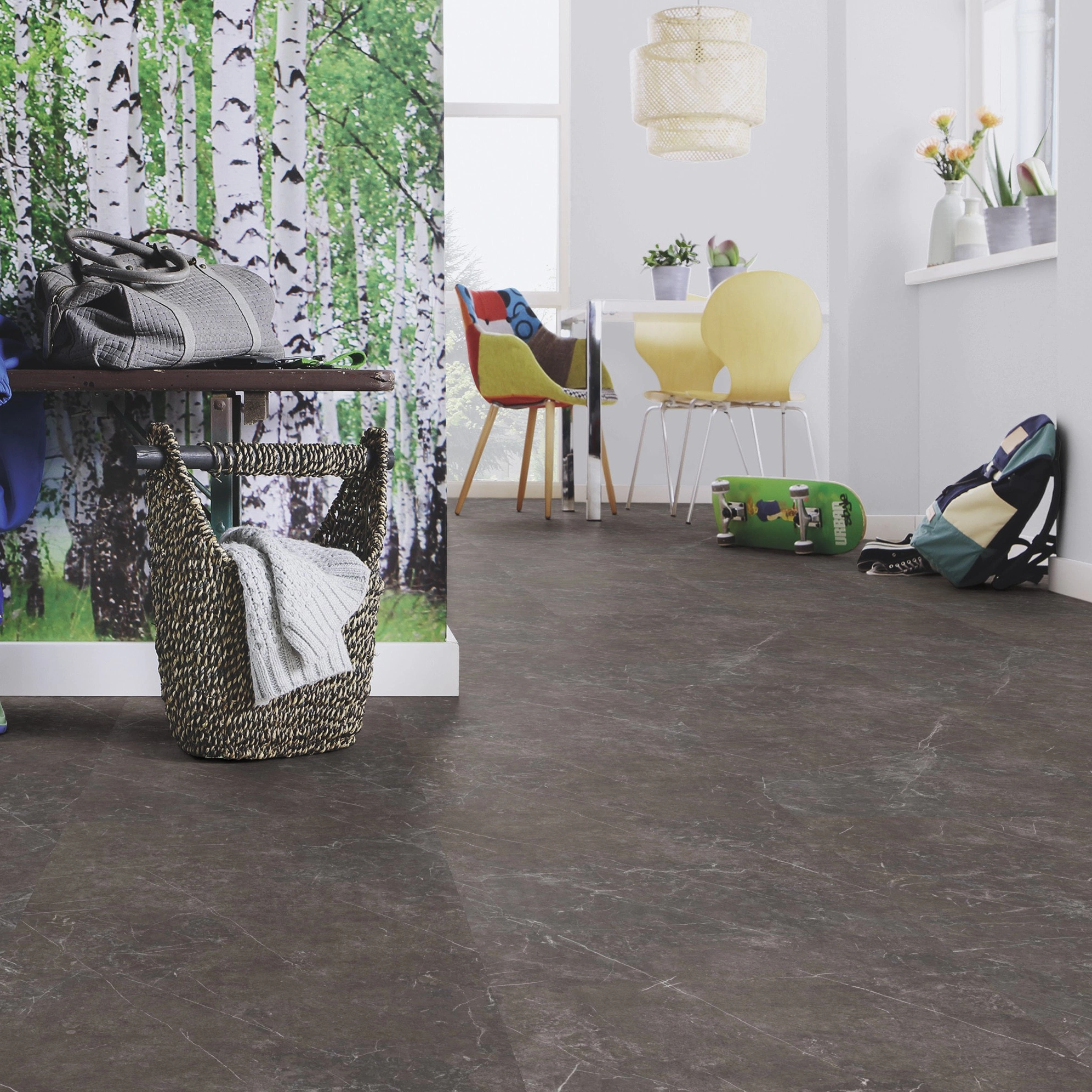 Milieubild Esszimmer mit Flur und Sitzbank - wineo Klebe-Bioboden PURLINE wineo 1500 stone XL Olevano Marble Grey Milieubild Esszimmer mit Flur und Sitzbank - wineo PL15405SXL