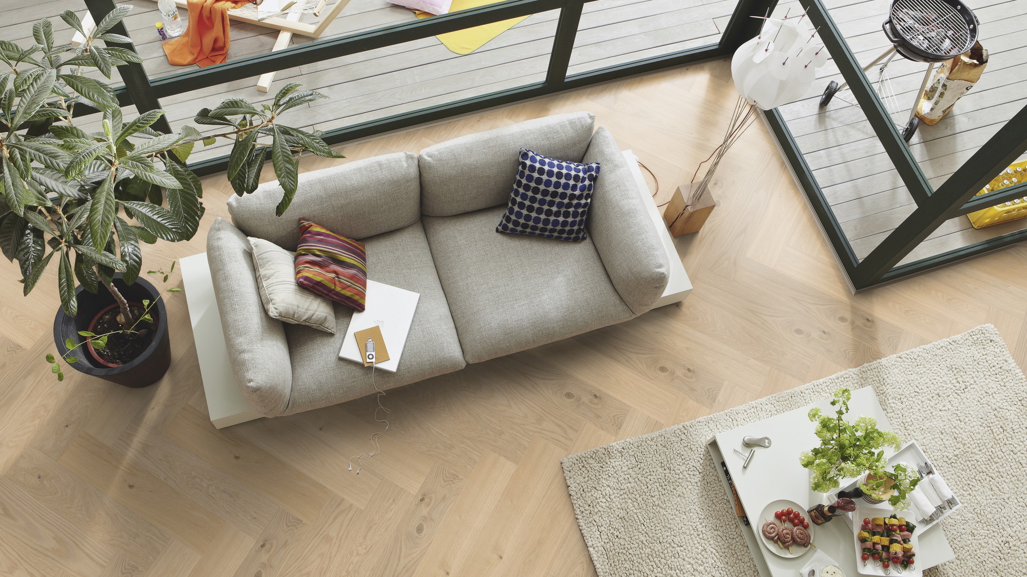 Milieubild Wohnzimmer im Wintergarten - Blick von oben - MEISTER Holzboden HS 500 Lindura Eiche classic Alabaster Milieubild Wohnzimmer im Wintergarten - Blick von oben - MEISTER 500010-0700140-08929