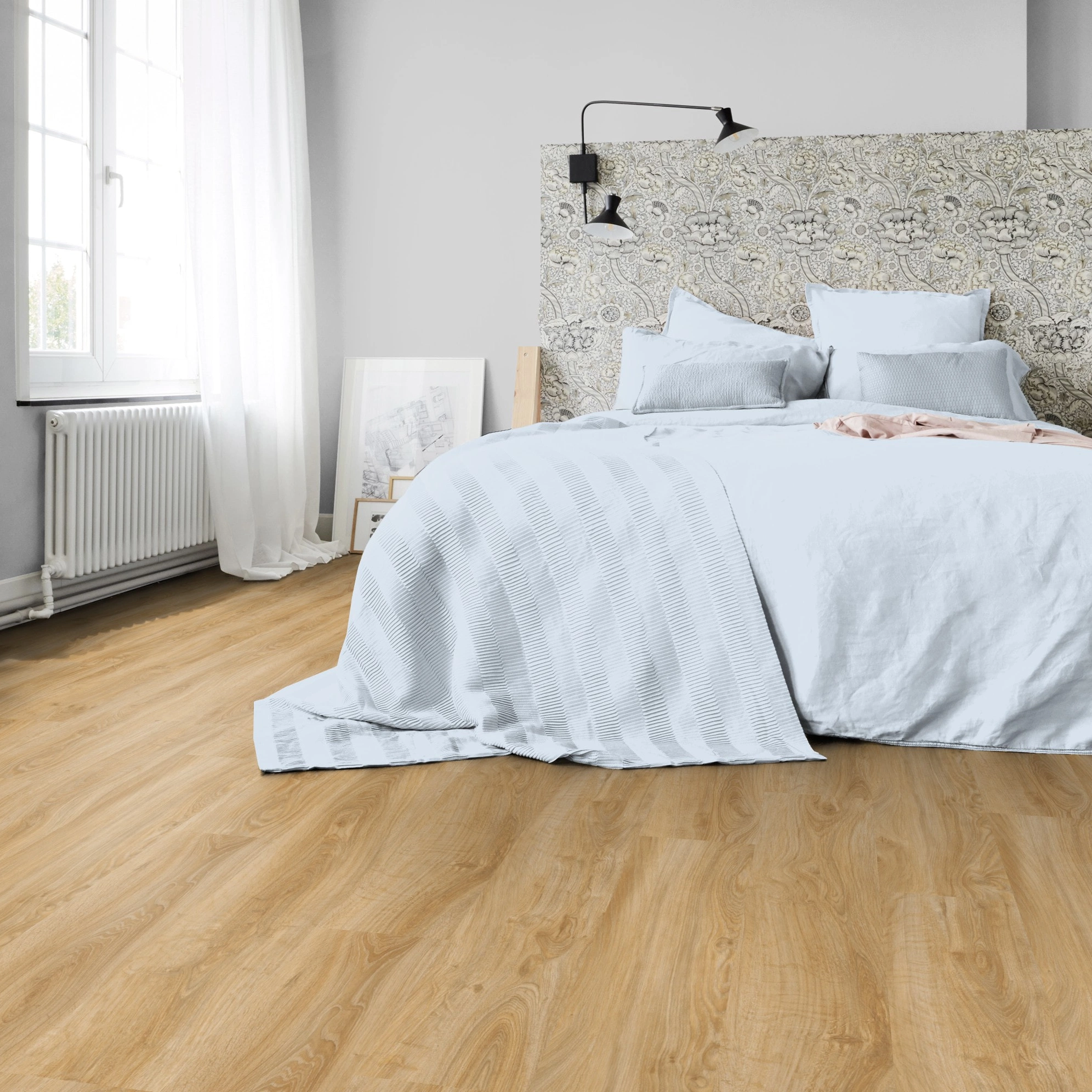 Milieubild Schlafzimmer in Stadtwohnung - Tarkett Klebe-Vinyl iD Inspiration 30 CLASSICS English Oak Classical Milieubild Schlafzimmer in Stadtwohnung - Tarkett 24524008