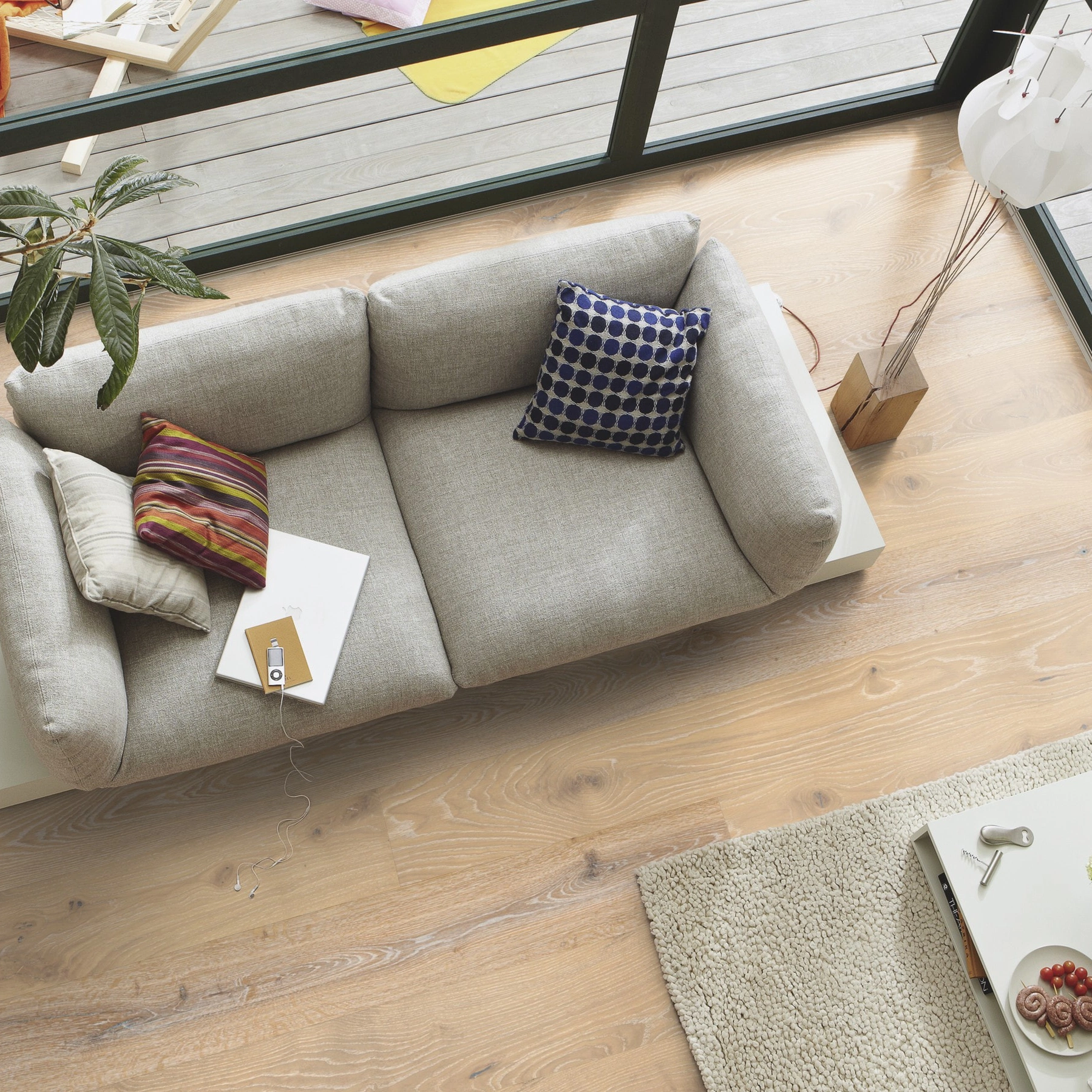Milieubild Wohnzimmer im Wintergarten - Blick von oben - MEISTER Furnierboden HD 100 Natureflex Eiche lebhaft leichtweiß gekälkt Milieubild Wohnzimmer im Wintergarten - Blick von oben - MEISTER 500139-2200210-20016