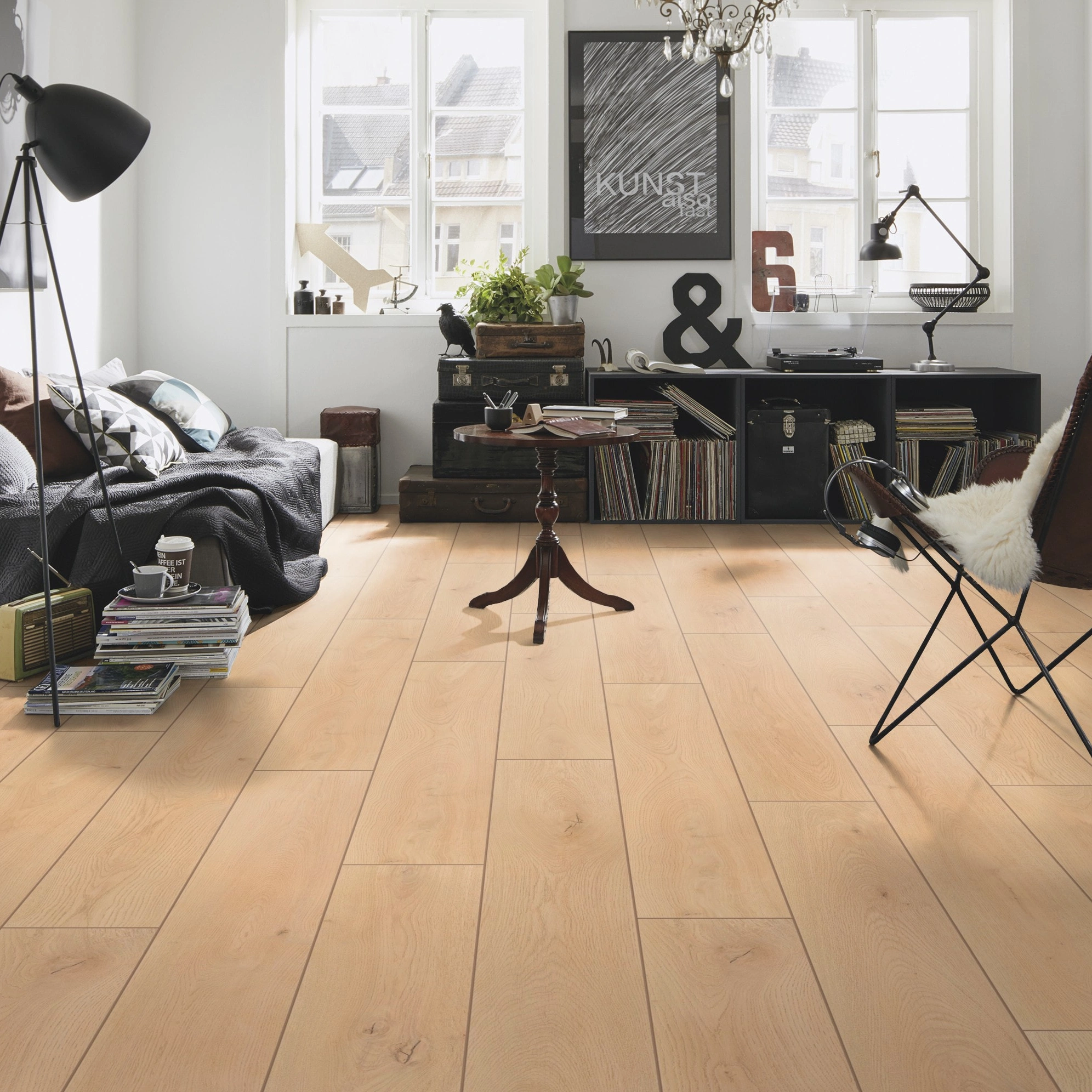 Milieubild Kompaktes Wohnzimmer mit Bücherregal - wineo Klick-Bioboden PURLINE wineo 1000 wood XL Noble Oak Vanilla Milieubild Kompaktes Wohnzimmer mit Bücherregal - wineo PLC310R