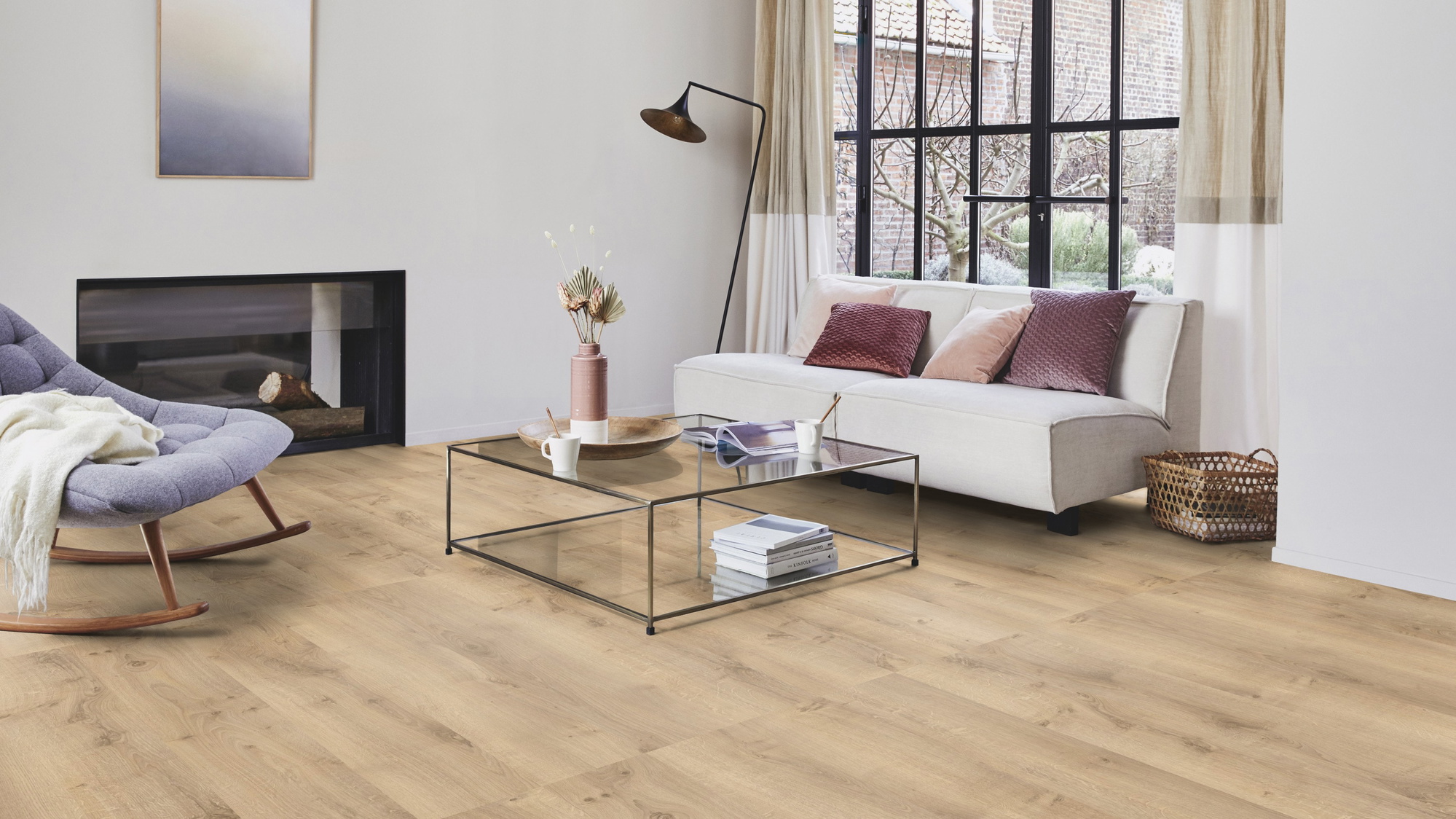 Milieubild Modernes Wohnzimmer mit Kamin - Tarkett Klebe-Vinyl iD Inspiration 55 CLASSICS Rustic Oak Beige Milieubild Modernes Wohnzimmer mit Kamin - Tarkett 24513025