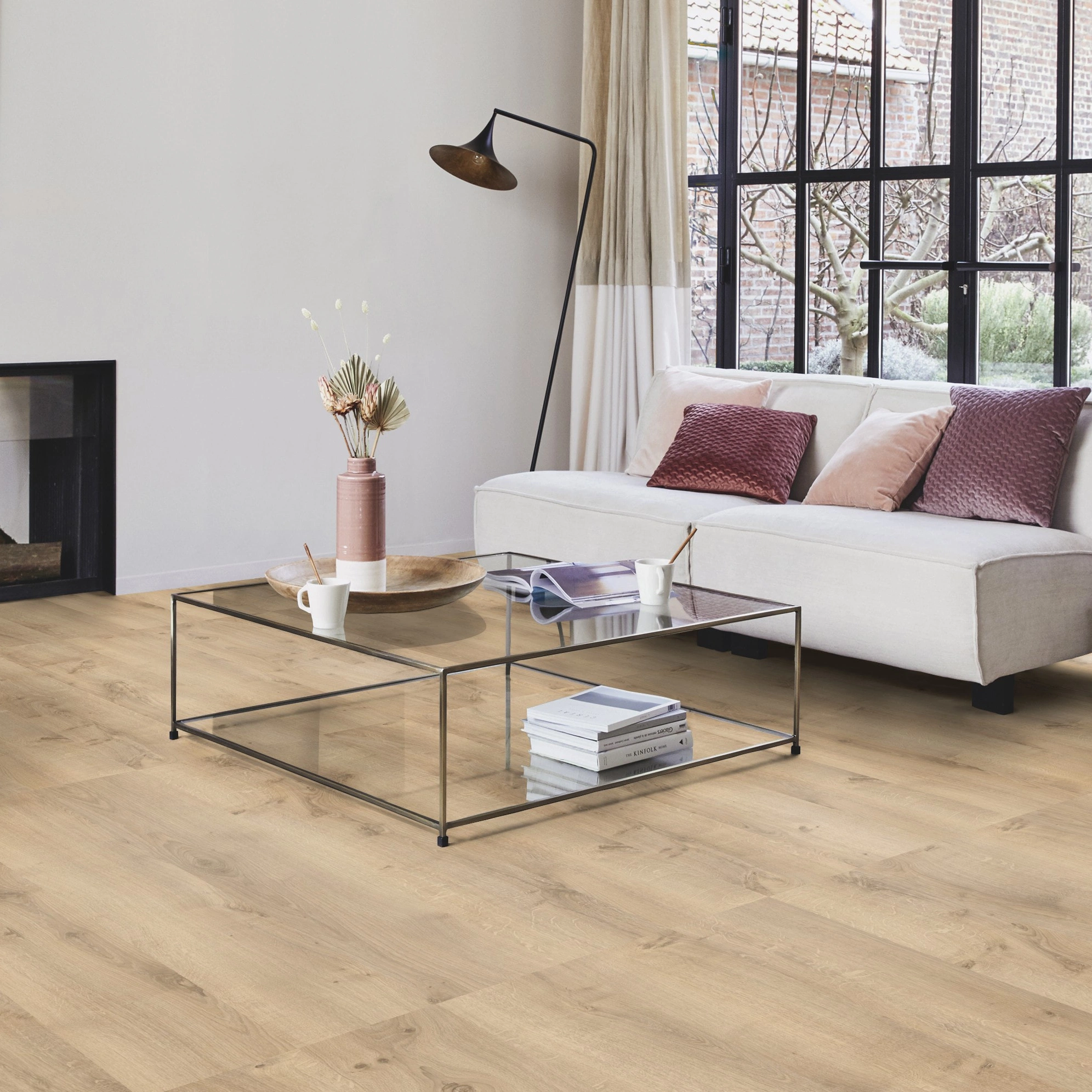 Milieubild Modernes Wohnzimmer mit Kamin - Tarkett Klebe-Vinyl iD Inspiration 55 CLASSICS Rustic Oak Beige Milieubild Modernes Wohnzimmer mit Kamin - Tarkett 24513025