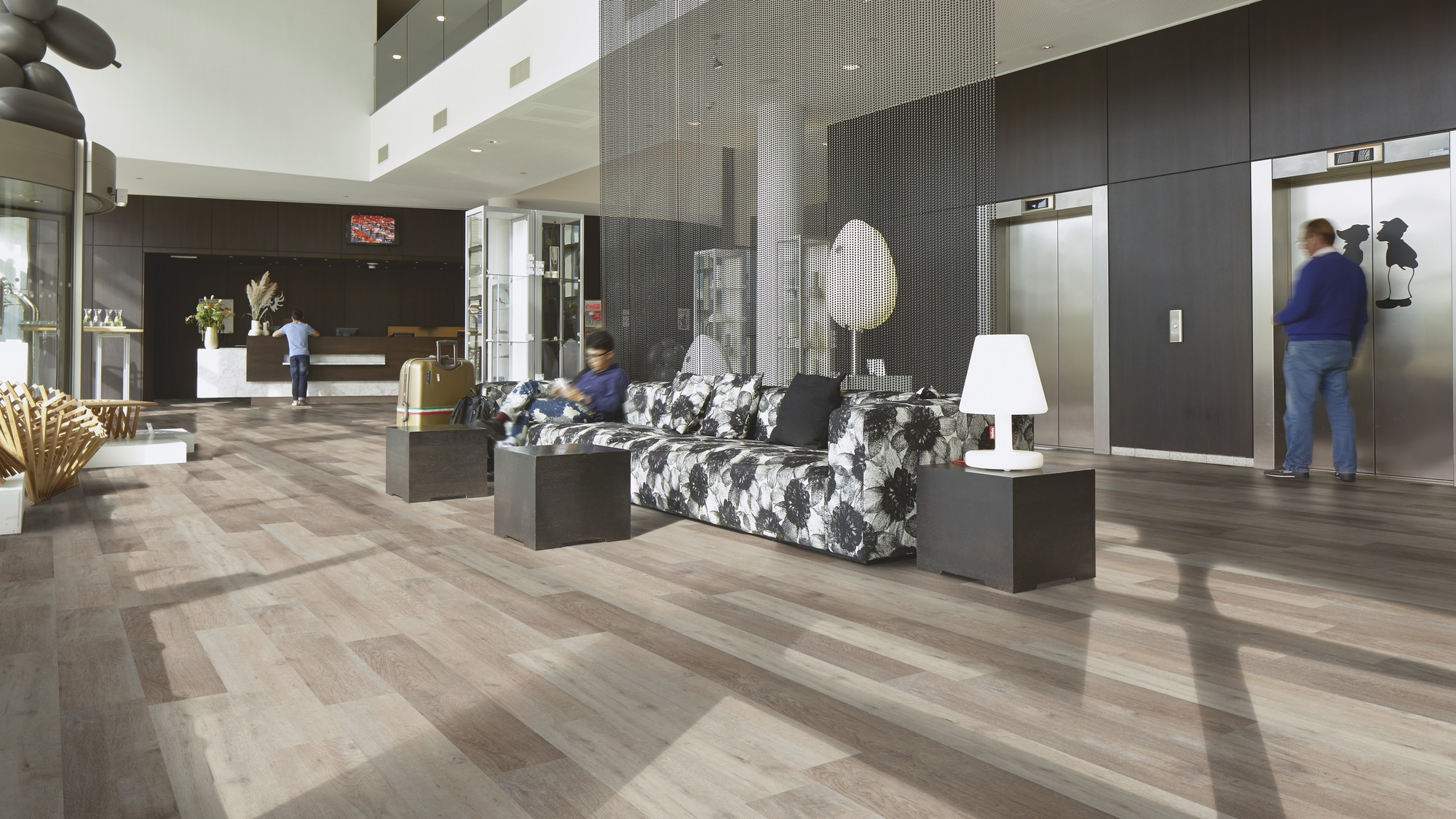 Milieubild Hotellobby mit Rezeption - Forbo Flooring Klebe-Vinyl Allura Dryback 0.55 Wood White Autumn Oak Milieubild Hotellobby mit Rezeption - Forbo Flooring 220169