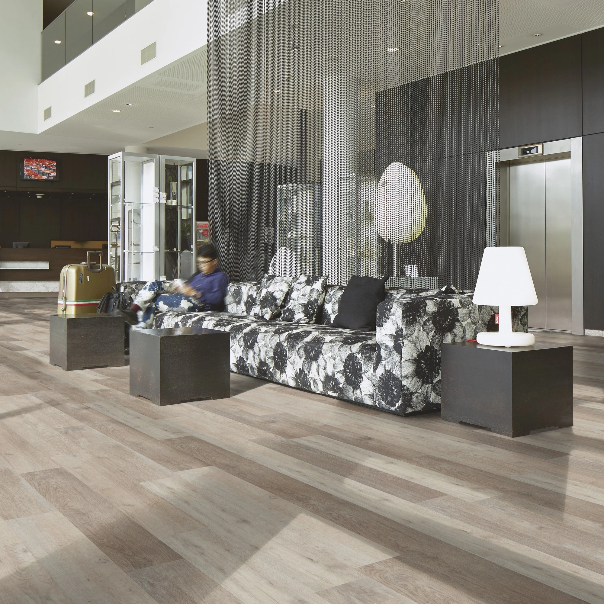 Milieubild Hotellobby mit Rezeption - Forbo Flooring Klebe-Vinyl Allura Dryback 0.55 Wood White Autumn Oak Milieubild Hotellobby mit Rezeption - Forbo Flooring 220169