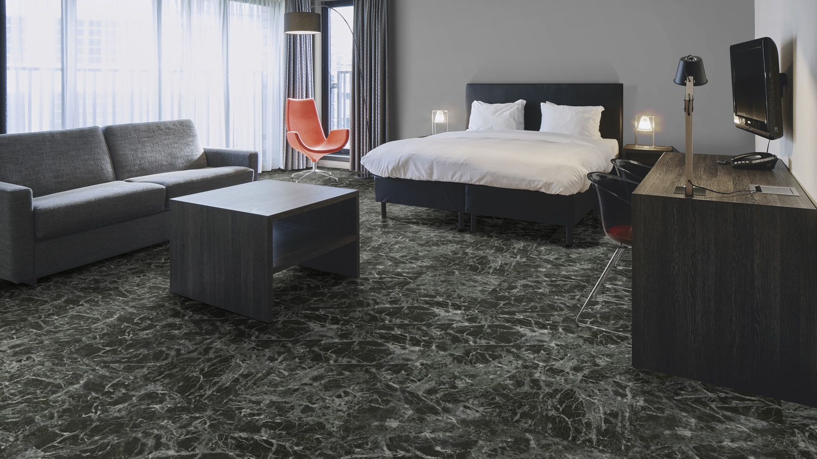 Milieubild Hotelzimmer mit Kingsize-Bett - Forbo Flooring 243646