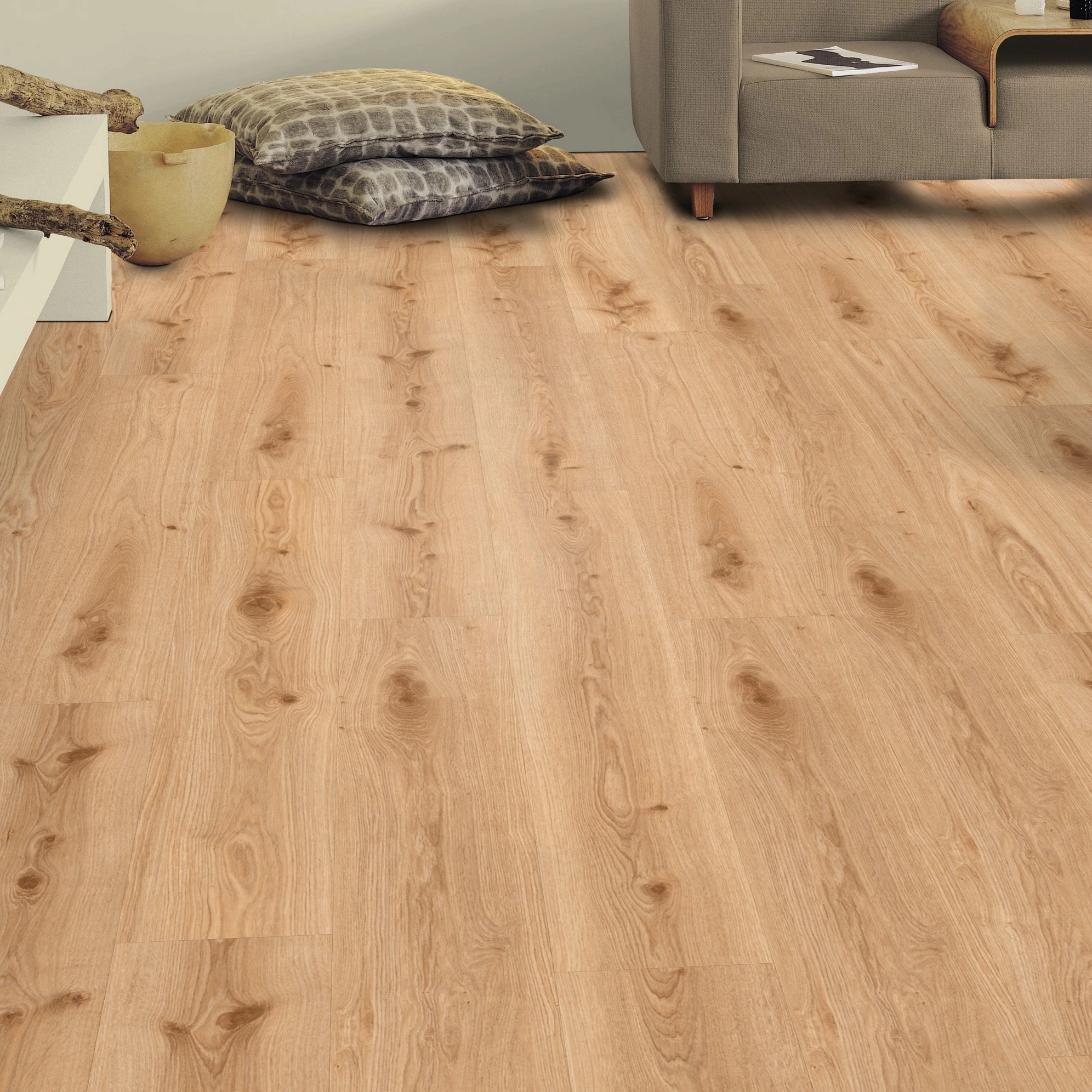 Milieubild Wohnzimmer mit Sideboard - Tarkett Rigid Klick-Vinyl Essence Rigid 55 Primary Oak Light Brown Milieubild Wohnzimmer mit Sideboard - Tarkett 260030005