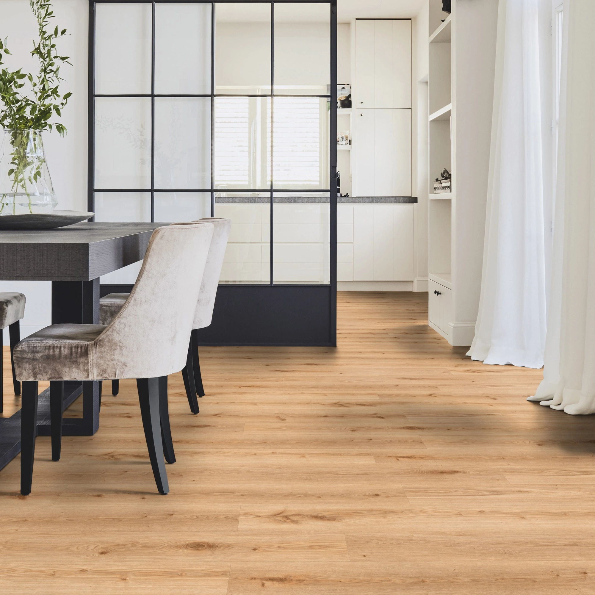 Milieubild Modernes Esszimmer mit Glas-Schiebetür - Tarkett Klebe-Vinyl Essence 30 Primary Oak Light Brown Milieubild Modernes Esszimmer mit Glas-Schiebetür - Tarkett 260055005