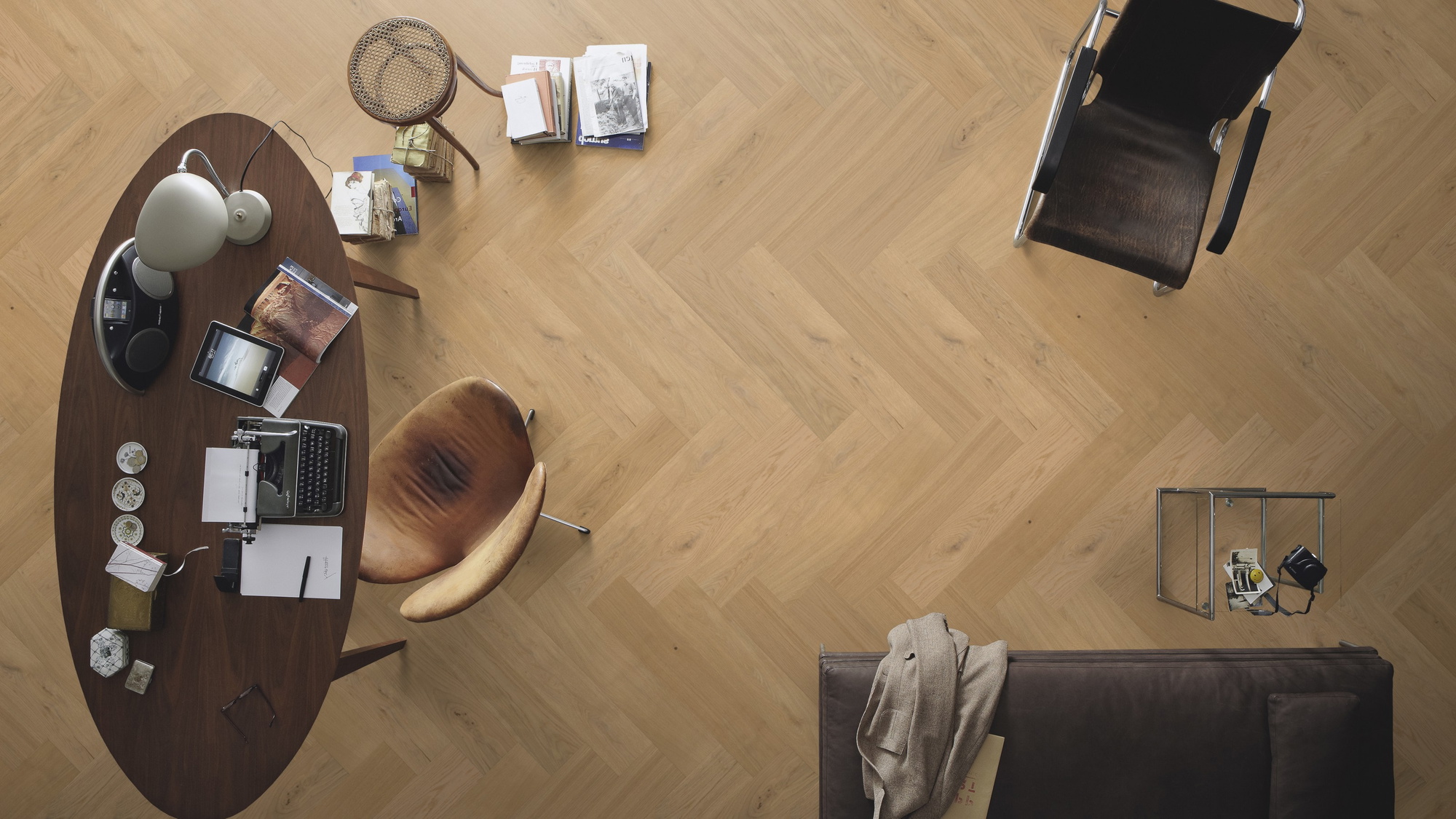 Milieubild Büro mit ovalem Tisch - Draufsicht - MEISTER Holzboden HS 500 Lindura Eiche classic pure Milieubild Büro mit ovalem Tisch - Draufsicht - MEISTER 500010-0700140-08928