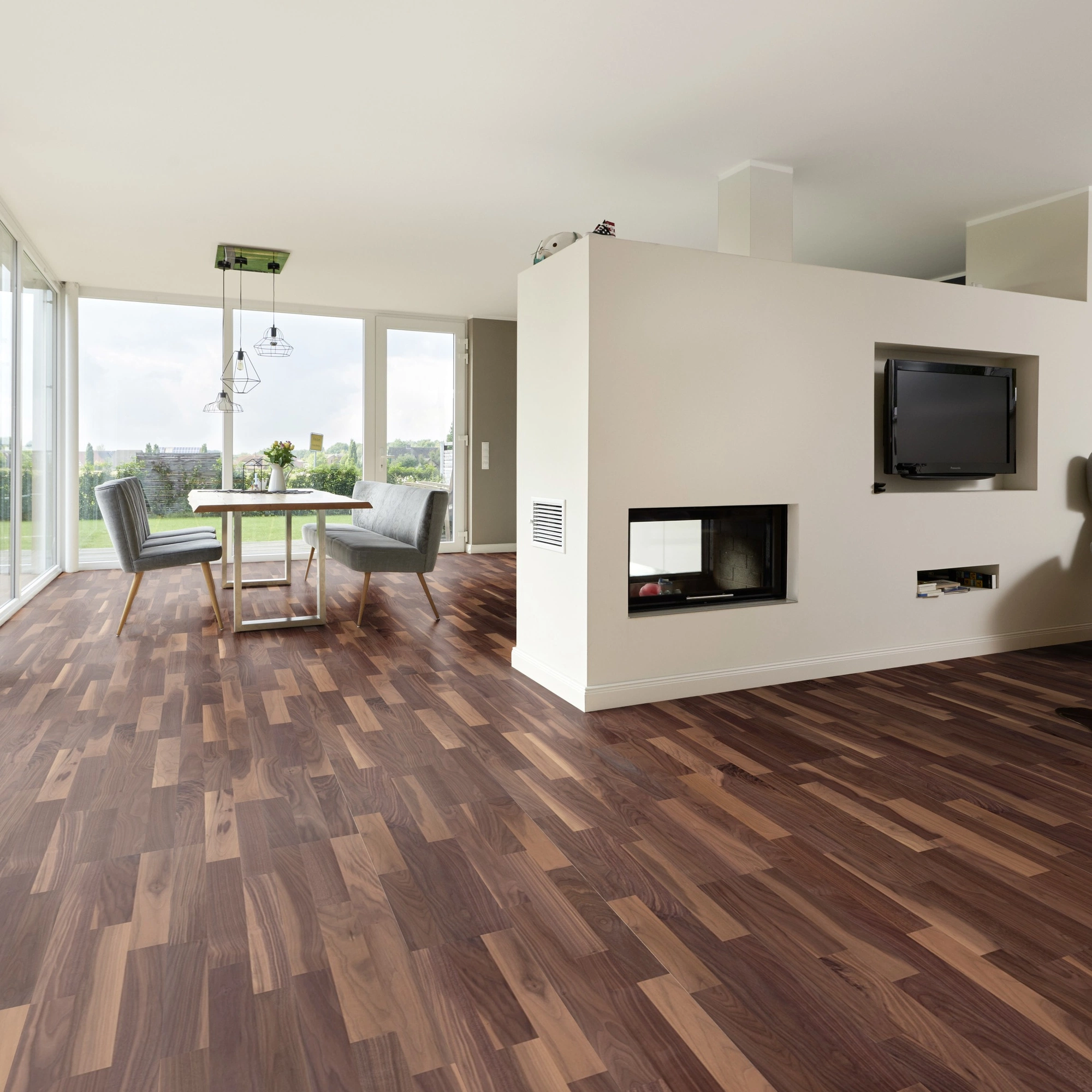 Milieubild Wohnzimmer mit Essbereich und Kamin - ter Hürne Parkett Pride Of Nature Collection Nussbaum Milieubild Wohnzimmer mit Essbereich und Kamin - ter Hürne 1101011529