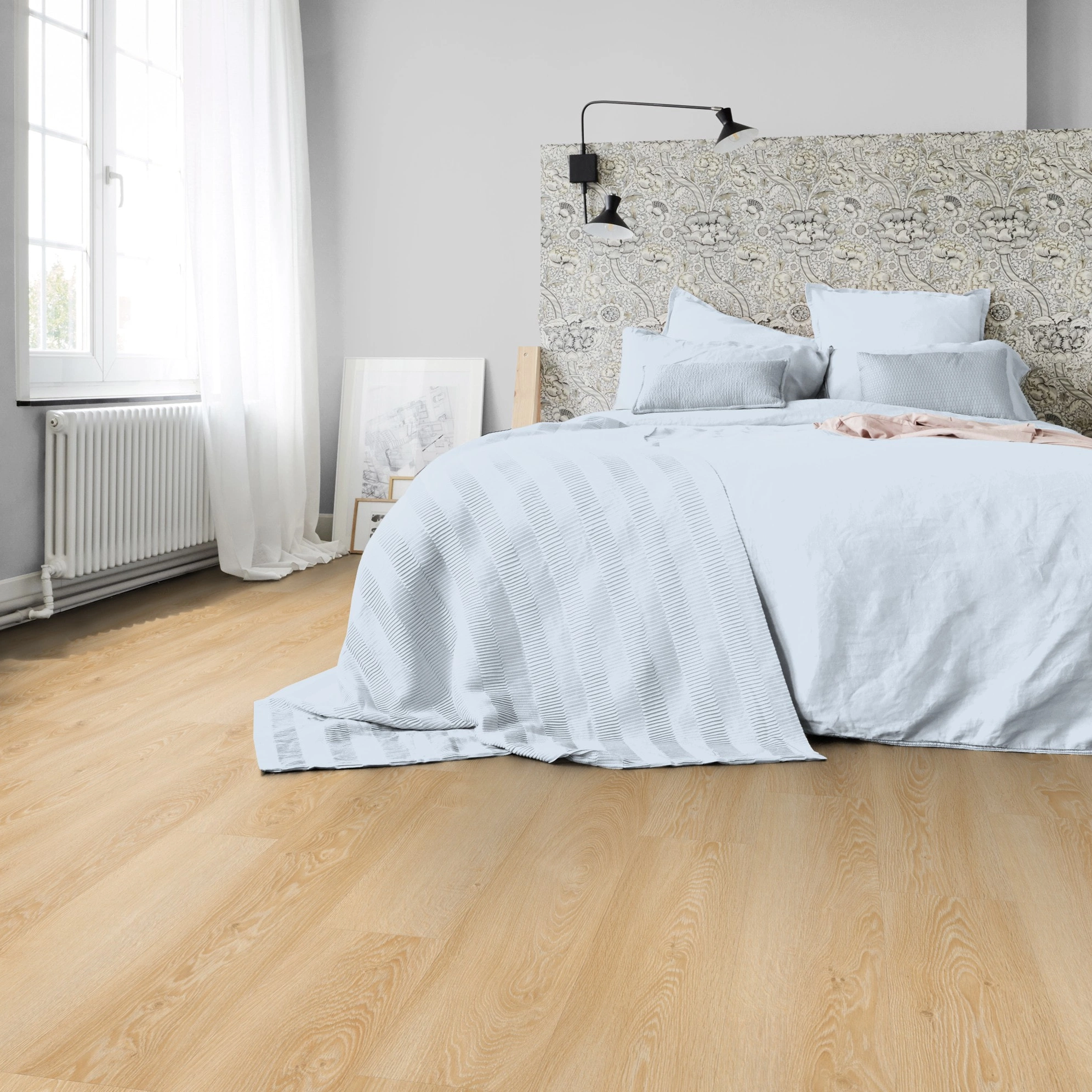 Milieubild Schlafzimmer in Stadtwohnung - Tarkett Rigid Klick-Vinyl Essence Rigid 55 Cool Oak Classical Milieubild Schlafzimmer in Stadtwohnung - Tarkett 260030001