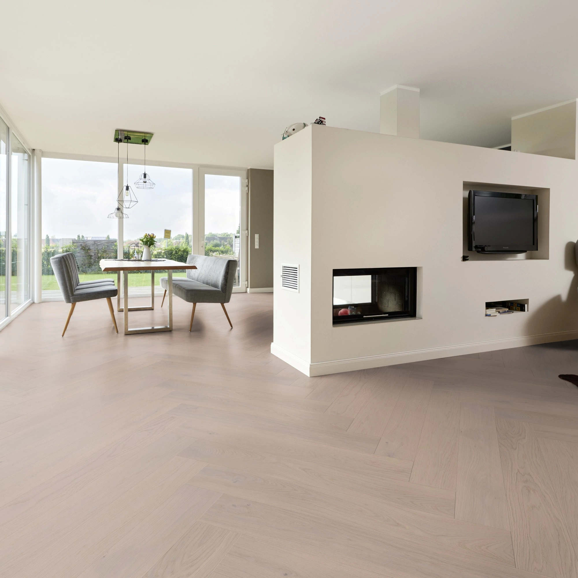 Milieubild Wohnzimmer mit Essbereich und Kamin - ter Hürne Parkett Herringbone Collection Eiche Borkum Milieubild Wohnzimmer mit Essbereich und Kamin - ter Hürne 1101312522