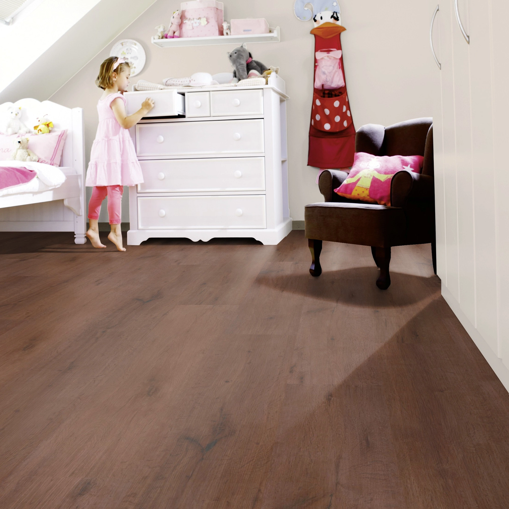 Milieubild Kinderzimmer mit weißer Kommode - wineo HDF Klick-Bioboden PURLINE wineo 1000 wood XL Rustic Oak Coffee Milieubild Kinderzimmer mit weißer Kommode - wineo MLP316R
