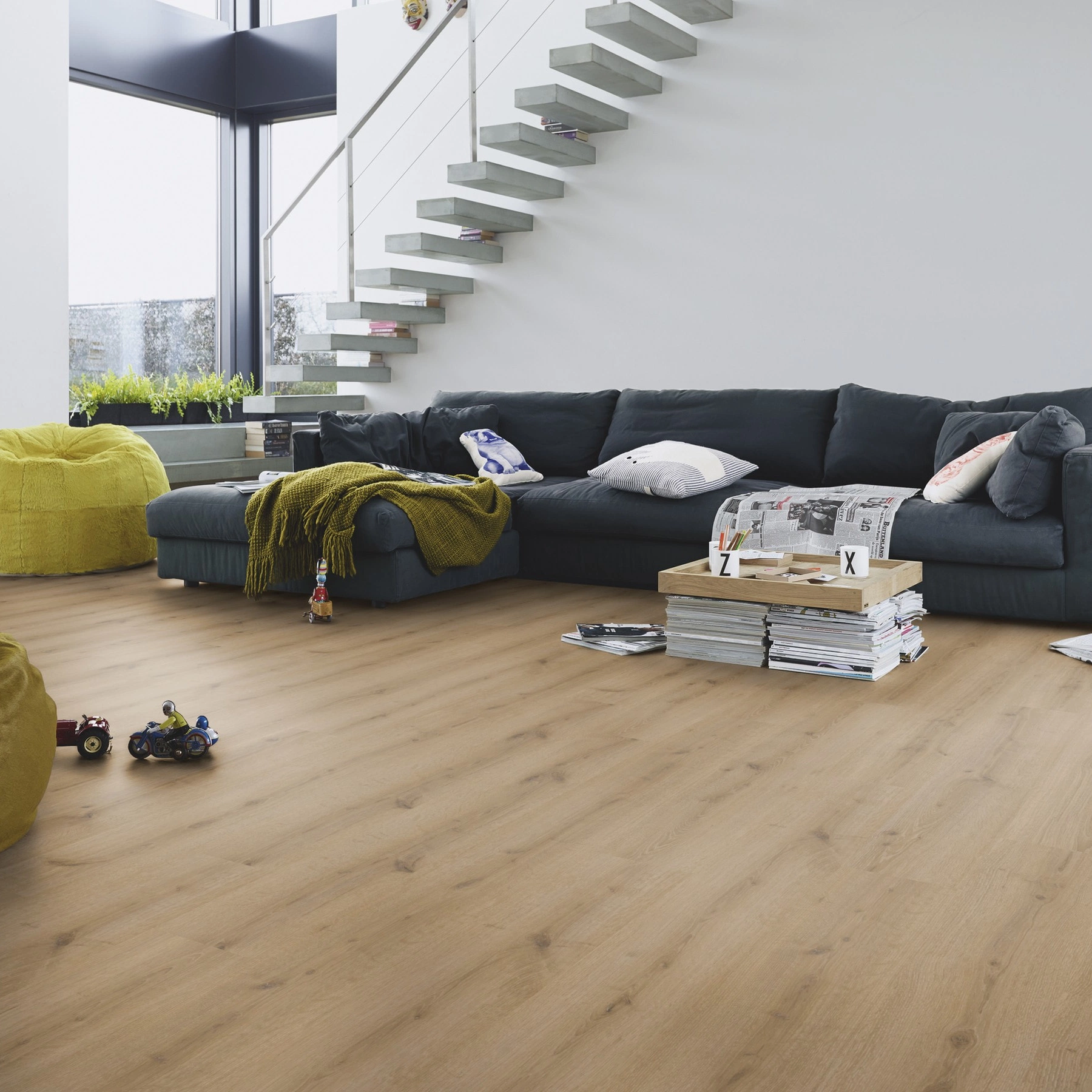 Milieubild Modernes Wohnzimmer mit Kamin - MEISTER Laminat LC 150 Turmeiche creme Milieubild Modernes Wohnzimmer mit Kamin - MEISTER 600014-1288198-07120