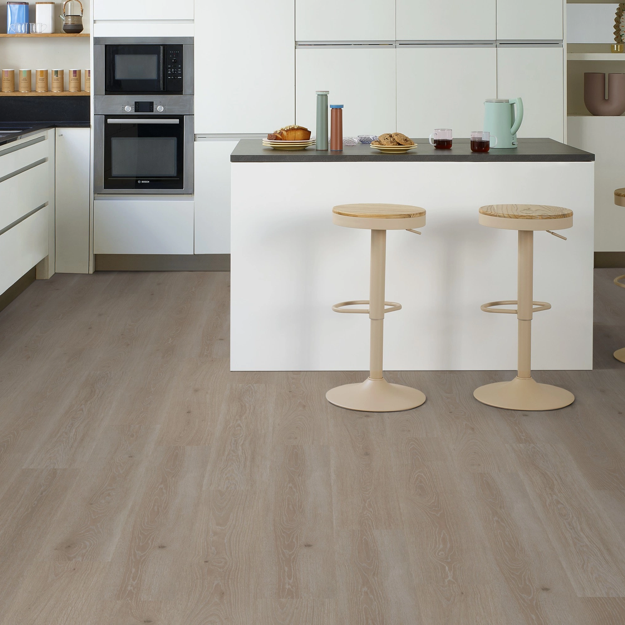Milieubild Moderne Küche mit Küchenblock - Tarkett Klebe-Vinyl Essence 55 Tribe Oak Grey Milieubild Moderne Küche mit Küchenblock - Tarkett 260053008
