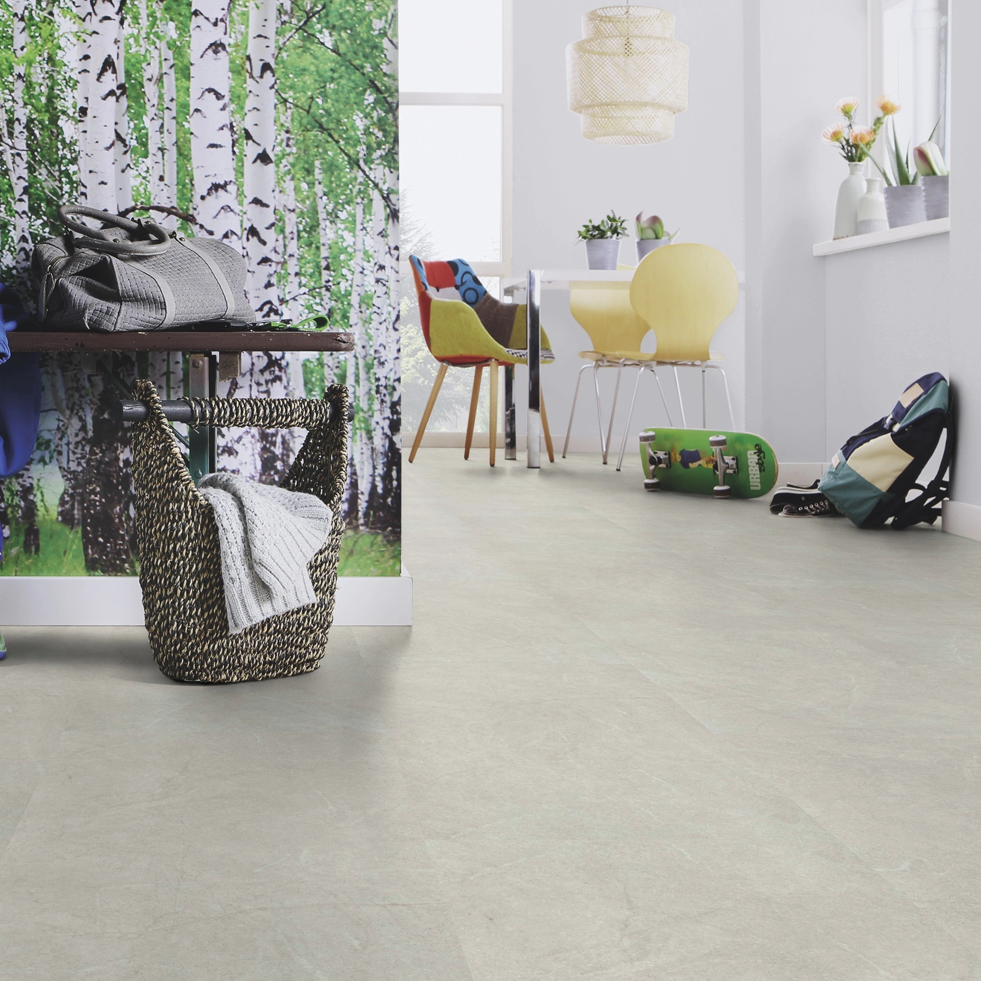 Milieubild Esszimmer mit Flur und Sitzbank - wineo Klebe-Bioboden PURLINE wineo 1500 stone XL Serene Marble Light Milieubild Esszimmer mit Flur und Sitzbank - wineo PL15409SXL