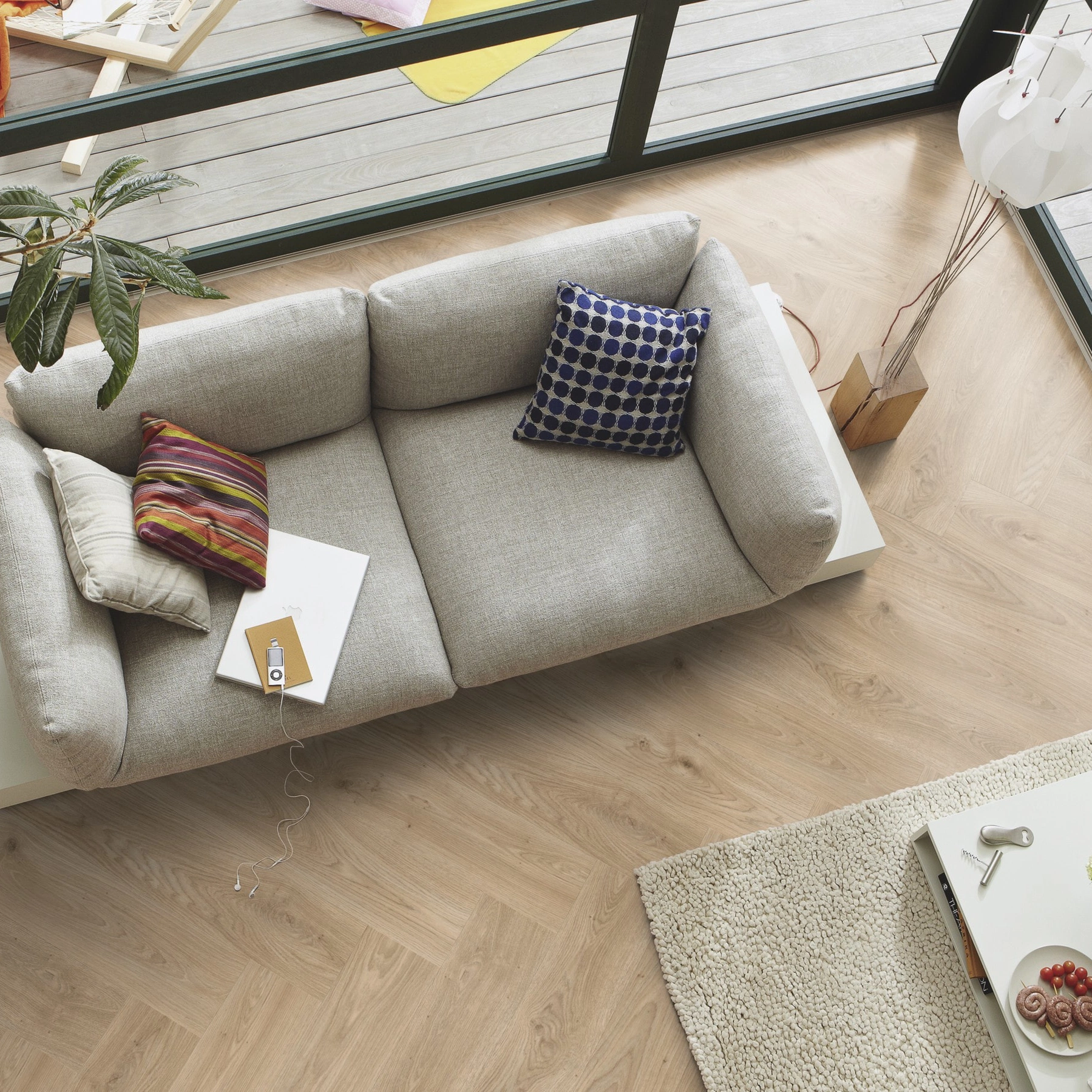 Milieubild Wohnzimmer im Wintergarten - Blick von oben - MEISTER Laminat LS 350 Eiche relax pure Milieubild Wohnzimmer im Wintergarten - Blick von oben - MEISTER 600001-0840168-07113