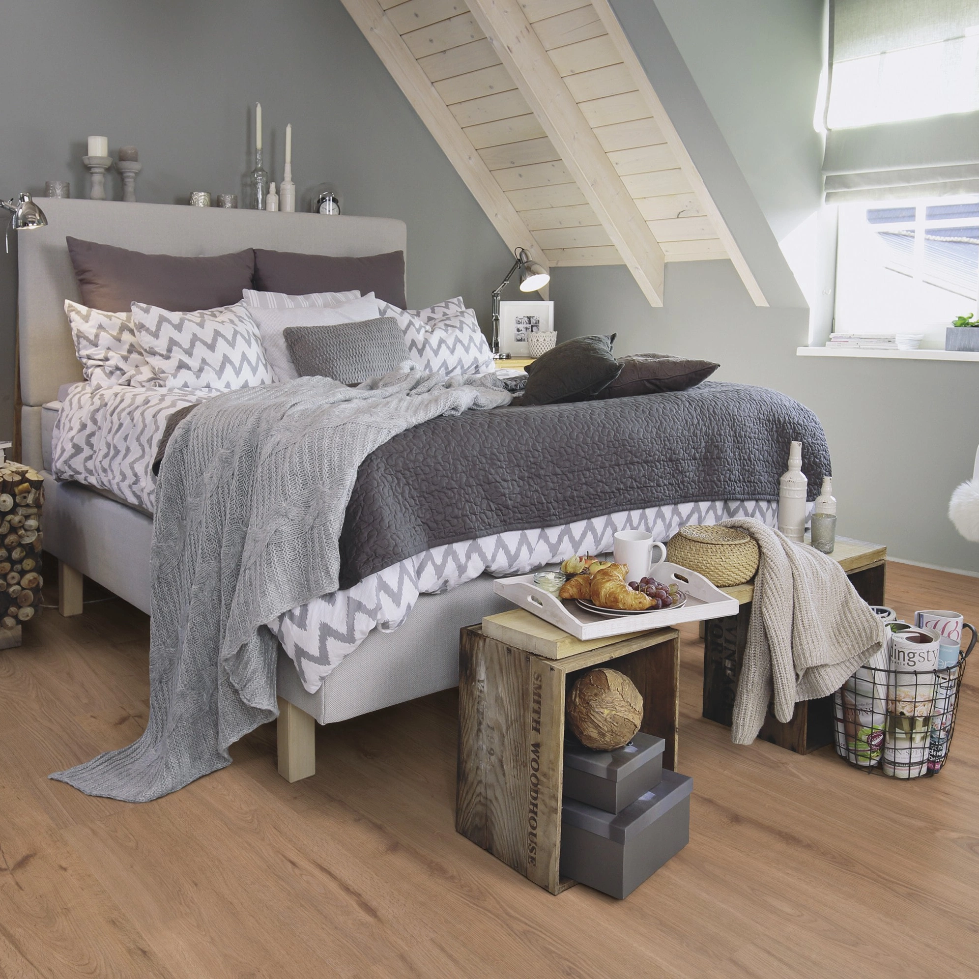 Milieubild Schlafzimmer im modernen Dachgeschoss - wineo Klick-Bioboden PURLINE wineo 1000 wood L Strong Oak Cinnamon Milieubild Schlafzimmer im modernen Dachgeschoss - wineo PLC301R