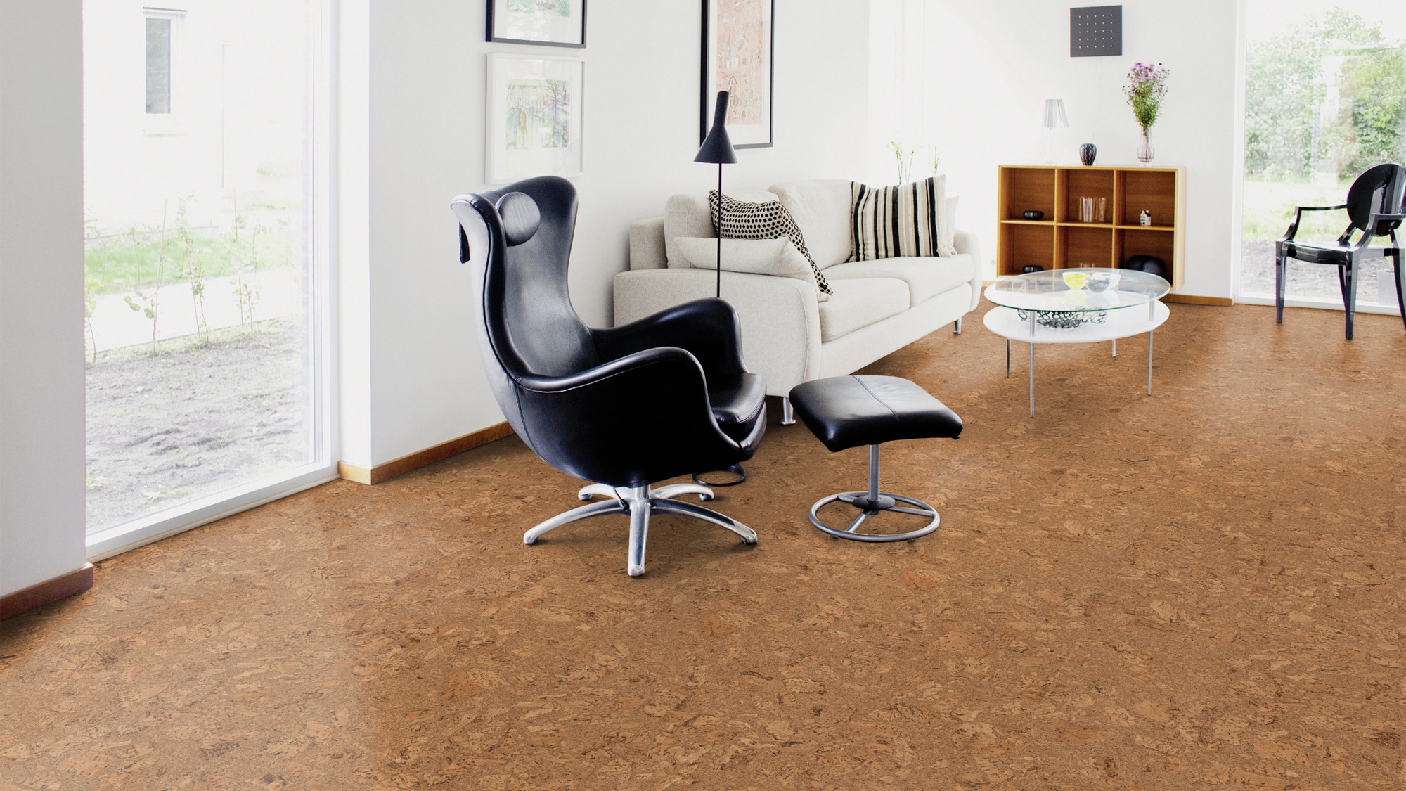 Milieubild Wohnzimmer mit Sessel und bodentiefem Fenster - Wicanders HDF Klick-Korkboden cork Essence Originals Dawn Milieubild Wohnzimmer mit Sessel und bodentiefem Fenster - Wicanders 80002244