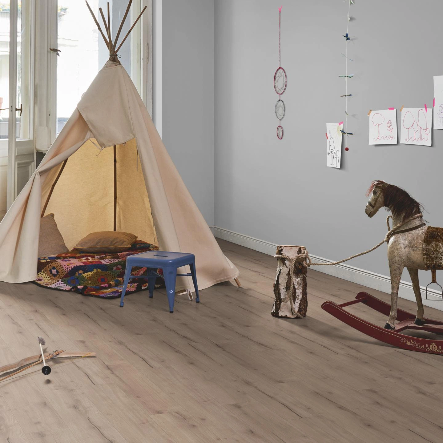 Milieubild Kinderzimmer in Stadtwohnung - Parador HDF Klick-Designboden Modular ONE Eiche Helios grau Milieubild Kinderzimmer in Stadtwohnung - Parador 1748710