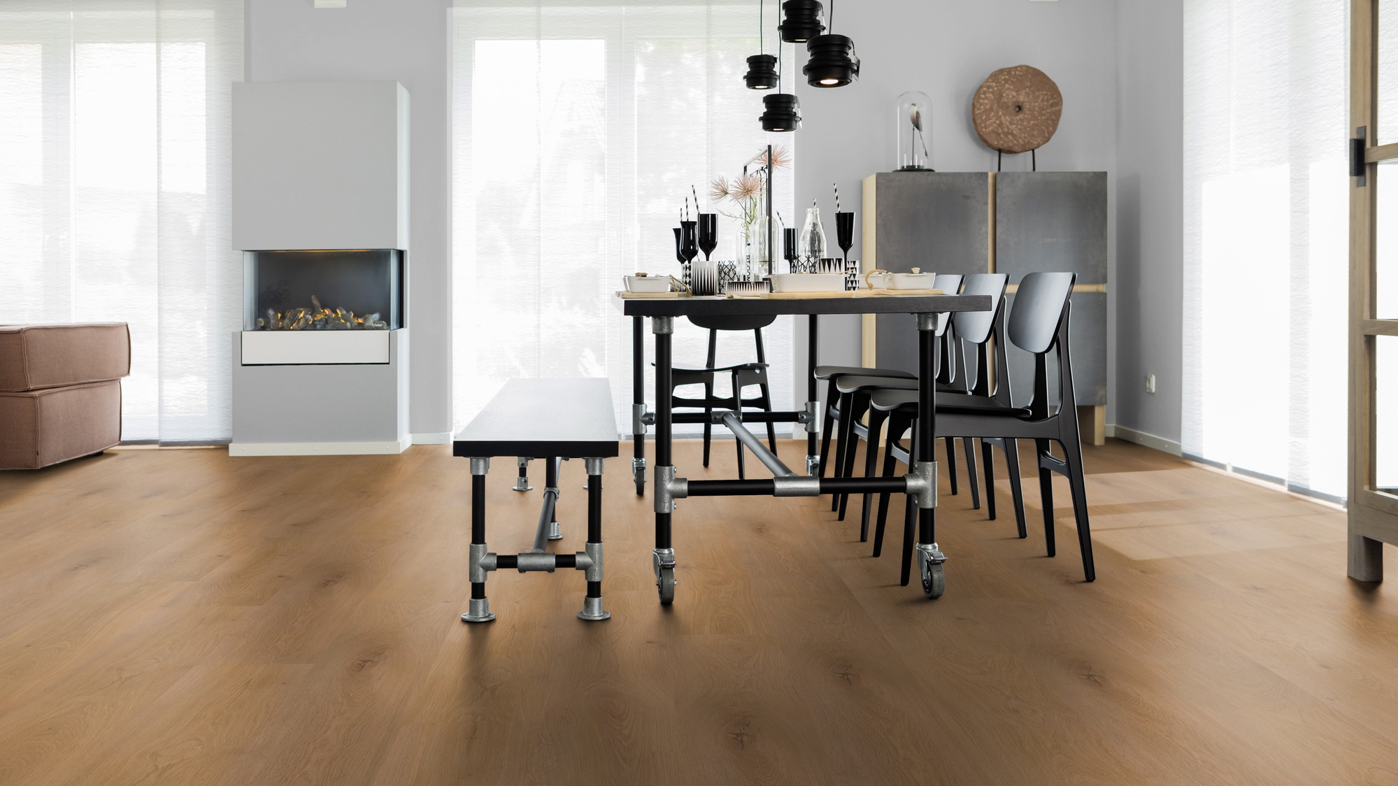 Milieubild Esszimmer mit Kamin - wineo Klebe-Bioboden PURLINE wineo 1000 wood XL Noble Oak Toffee Milieubild Esszimmer mit Kamin - wineo PL311R
