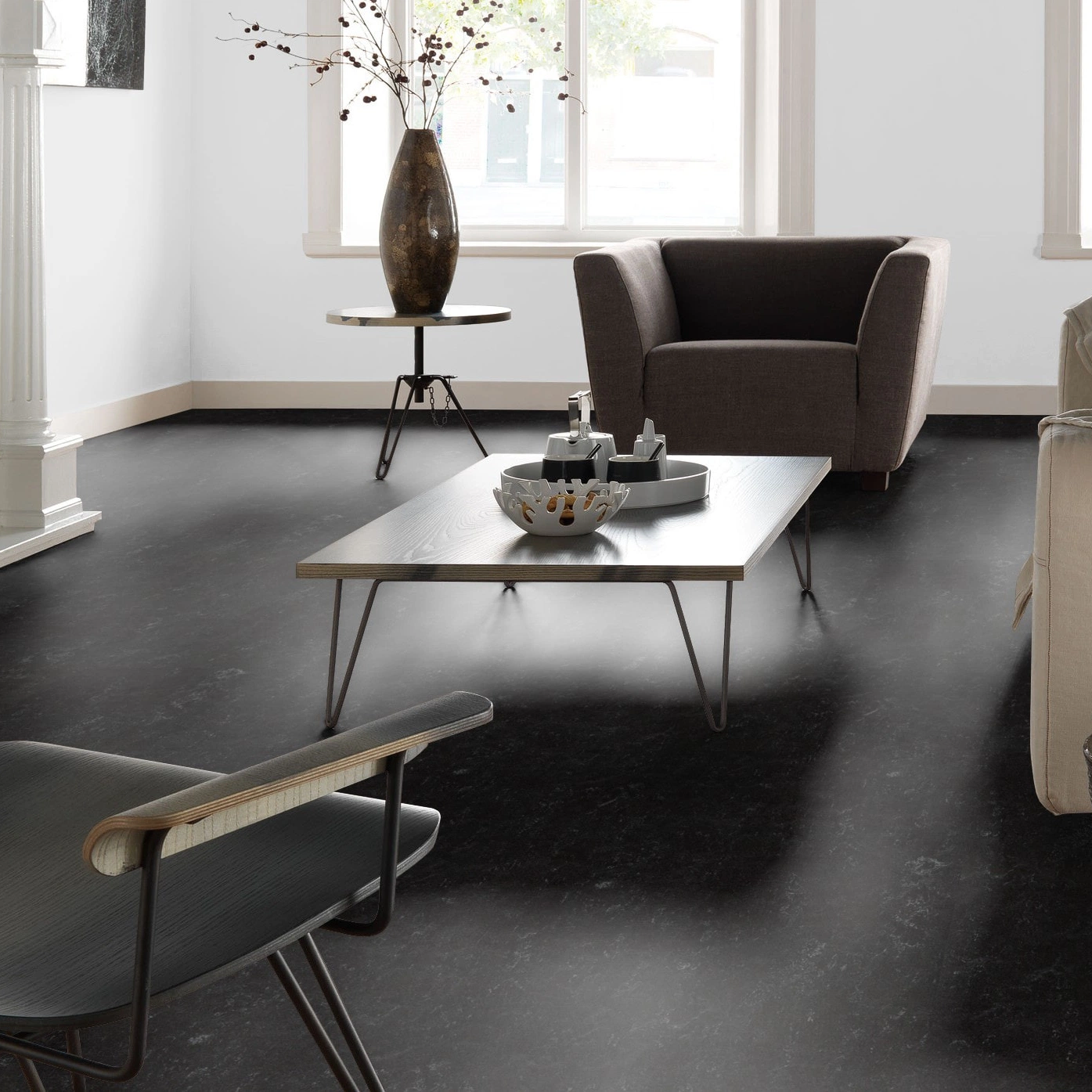 Milieubild Altbau-Wohnzimmer mit Kamin - Forbo Flooring Marmoleum Click Raven Milieubild Altbau-Wohnzimmer mit Kamin - Forbo Flooring 176493