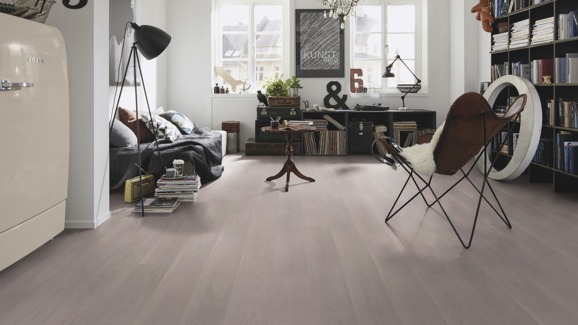Milieubild Kompaktes Wohnzimmer mit Bücherregal - wineo HDF Klick-Bioboden PURLINE wineo 1000 wood L Soft Oak Silver Milieubild Kompaktes Wohnzimmer mit Bücherregal - wineo MLP302R