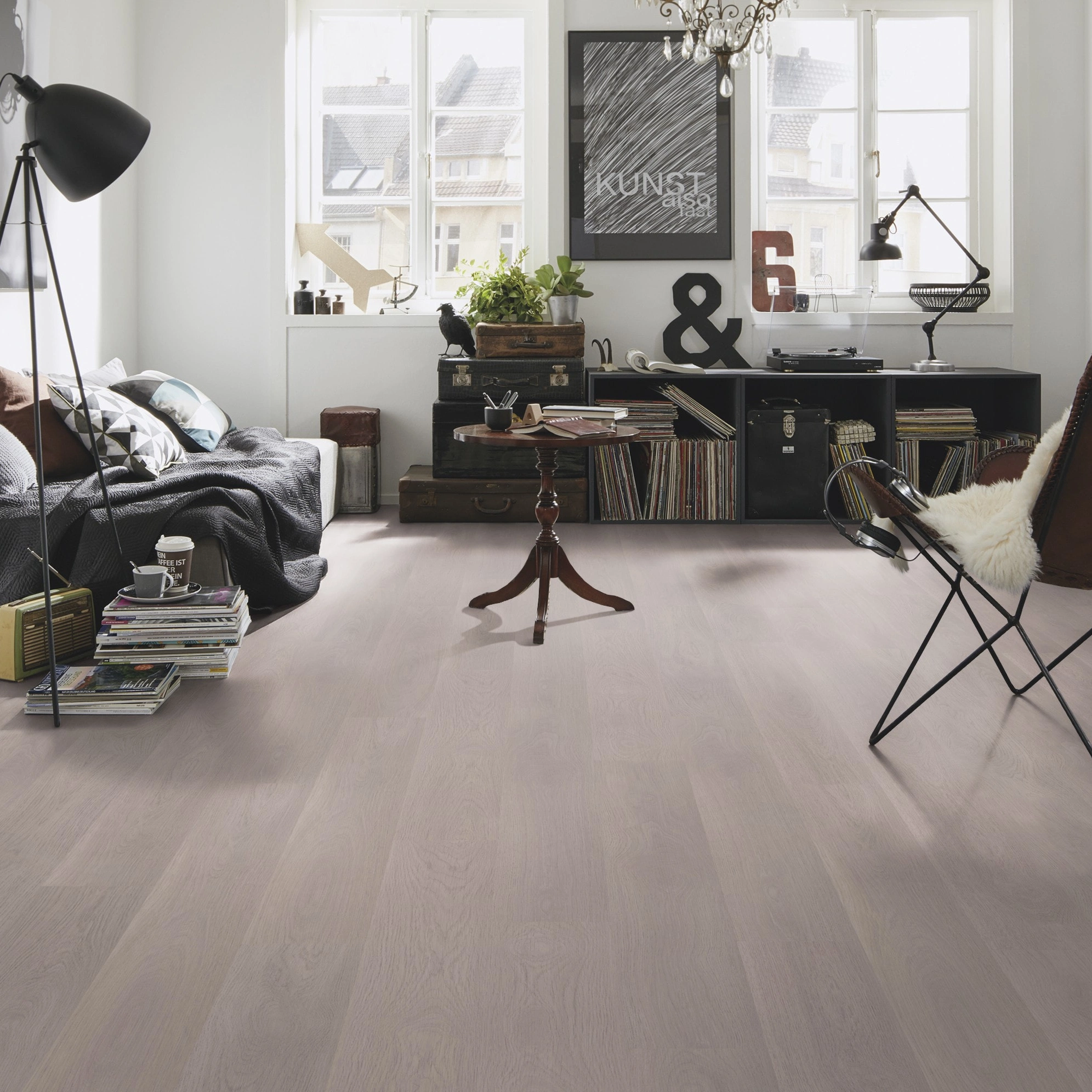 Milieubild Kompaktes Wohnzimmer mit Bücherregal - wineo HDF Klick-Bioboden PURLINE wineo 1000 wood L Soft Oak Silver Milieubild Kompaktes Wohnzimmer mit Bücherregal - wineo MLP302R