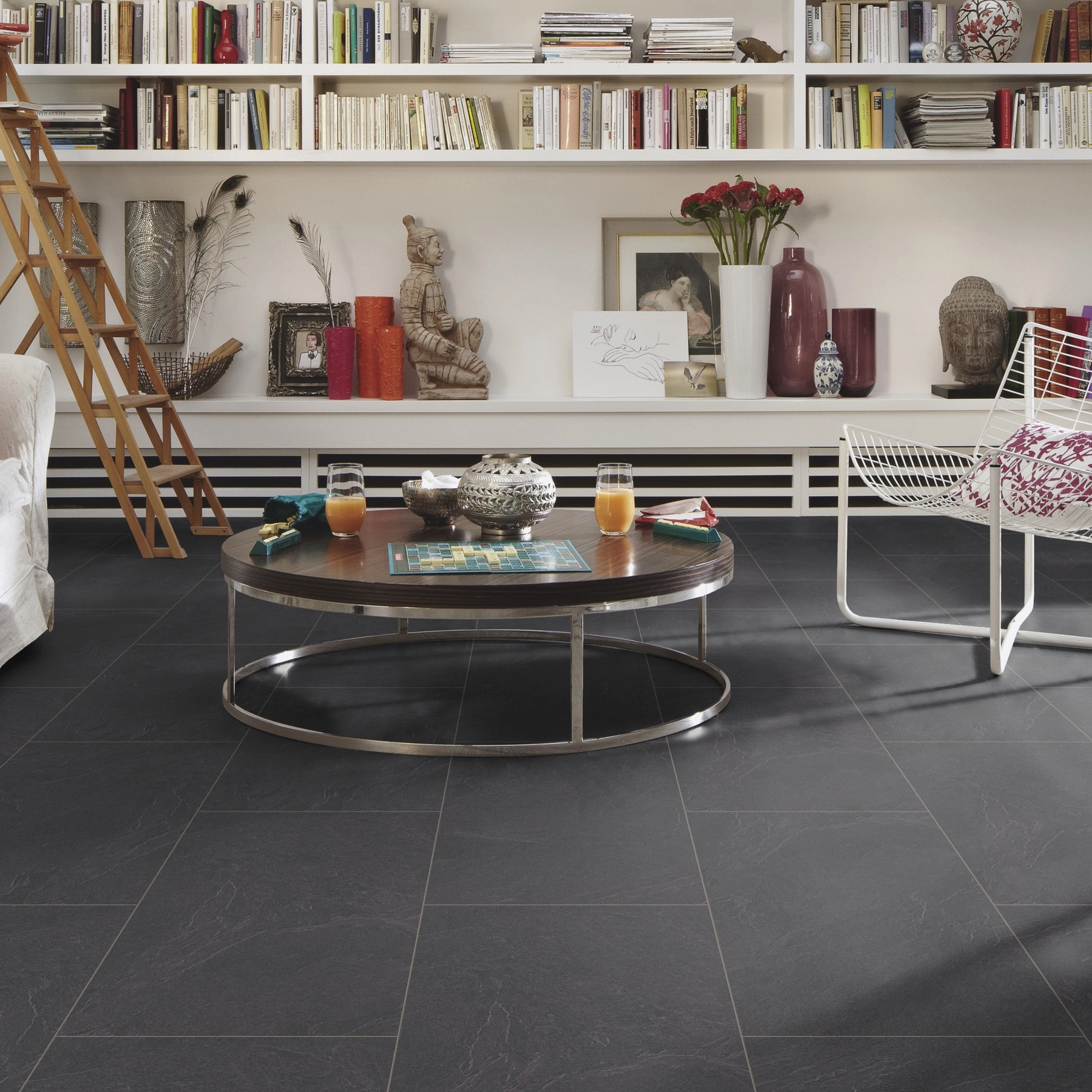 Milieubild Wohnzimmer mit großem Bücherregal - MEISTER Laminat LB 150 Schiefer anthrazit Milieubild Wohnzimmer mit großem Bücherregal - MEISTER 600003-0857398-06137