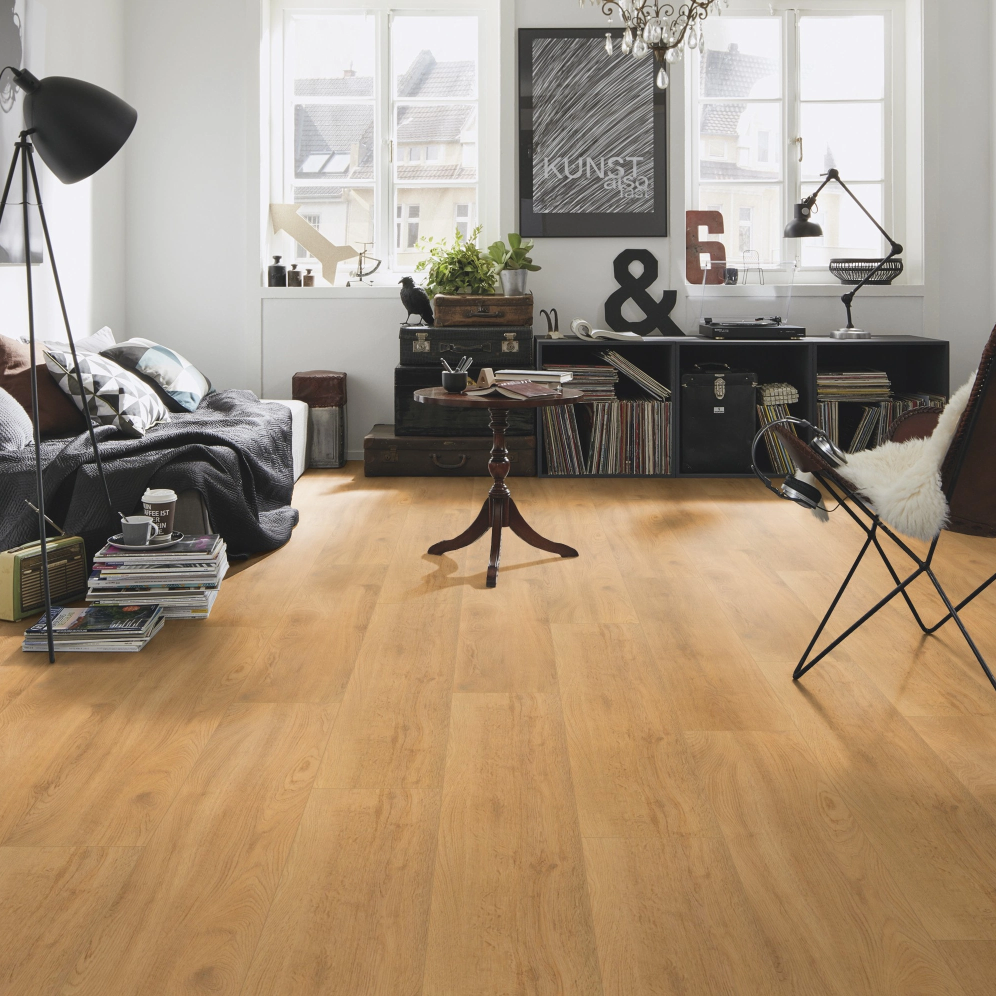 Milieubild Kompaktes Wohnzimmer mit Bücherregal - wineo Klick-Bioboden PURLINE wineo 1200 wood XL Let's go Max Milieubild Kompaktes Wohnzimmer mit Bücherregal - wineo PLC270R