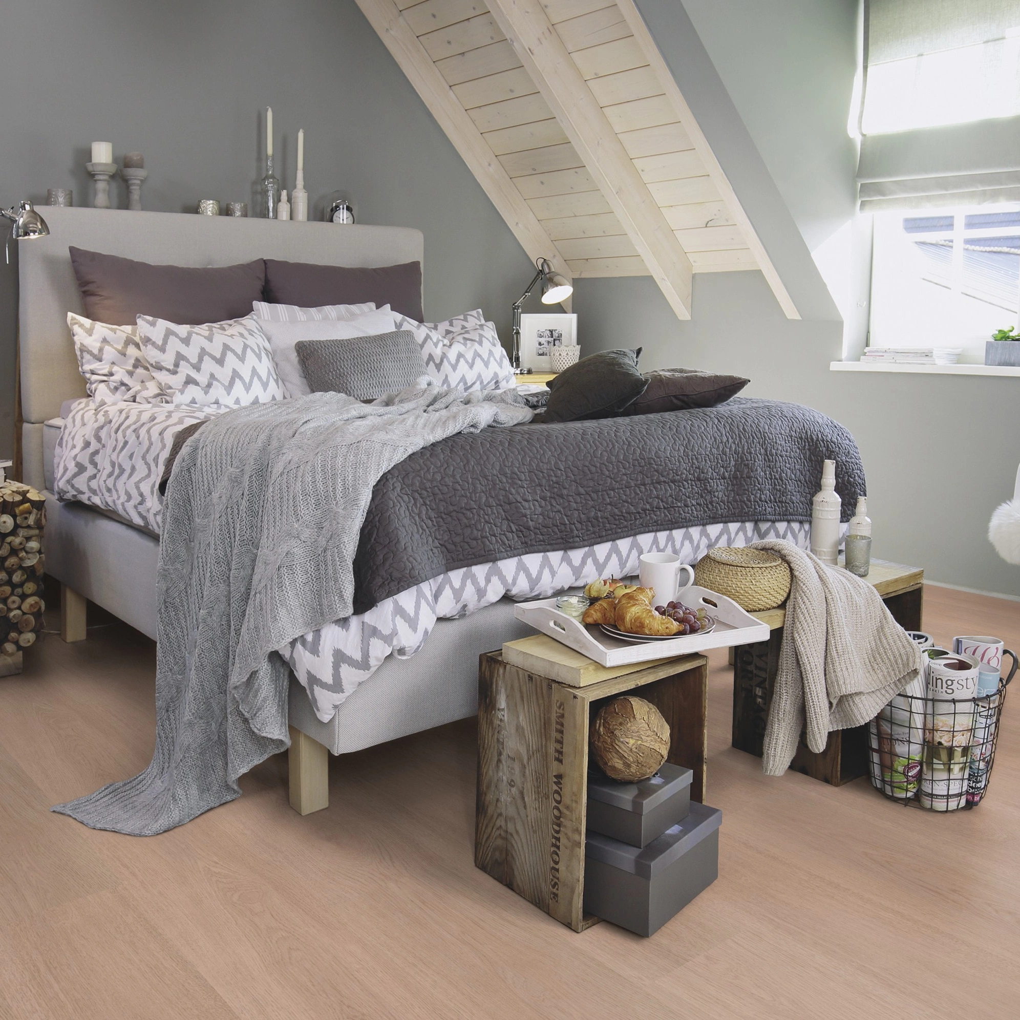 Milieubild Schlafzimmer im modernen Dachgeschoss - wineo Klebe-Bioboden PURLINE wineo 1000 wood XL Calm Oak Shell Milieubild Schlafzimmer im modernen Dachgeschoss - wineo PL306R