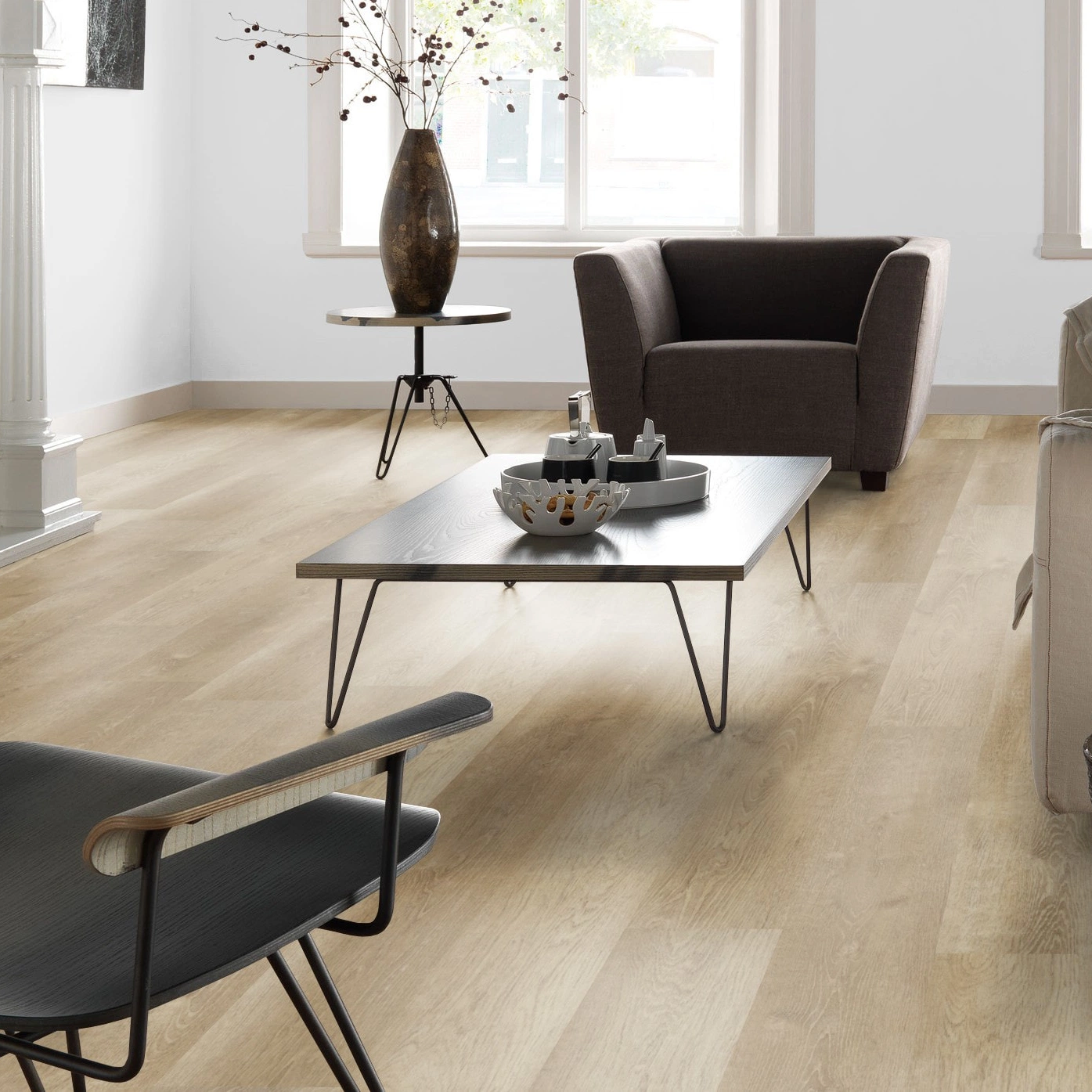 Milieubild Altbau-Wohnzimmer mit Kamin - Forbo Flooring Klebe-Vinyl Enduro Dryback Wood Natural Warm Oak Milieubild Altbau-Wohnzimmer mit Kamin - Forbo Flooring 217631