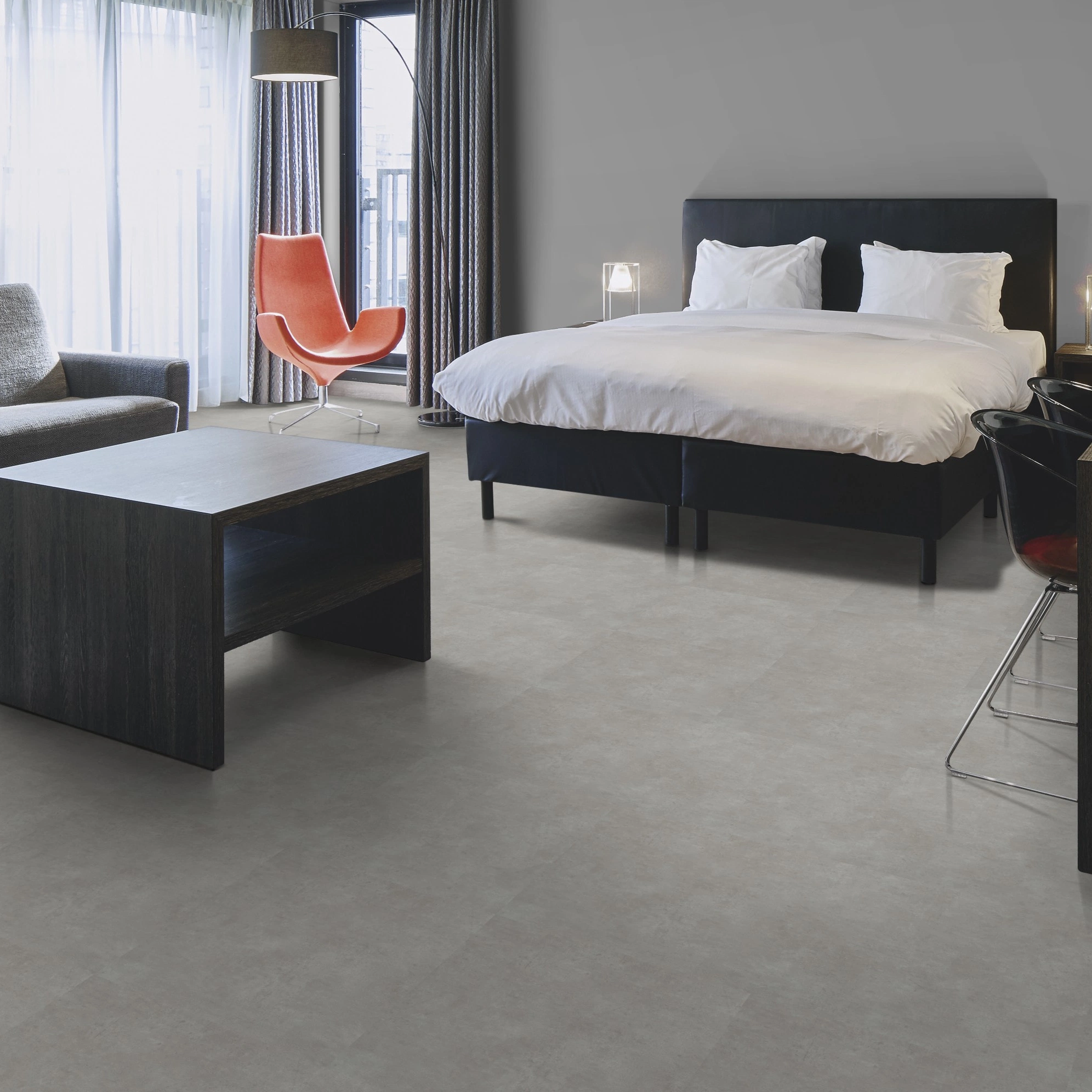 Milieubild Hotelzimmer mit Kingsize-Bett - Forbo Flooring Klebe-Vinyl Allura Dryback 0.55 Material Grigio Concrete Milieubild Hotelzimmer mit Kingsize-Bett - Forbo Flooring 220183