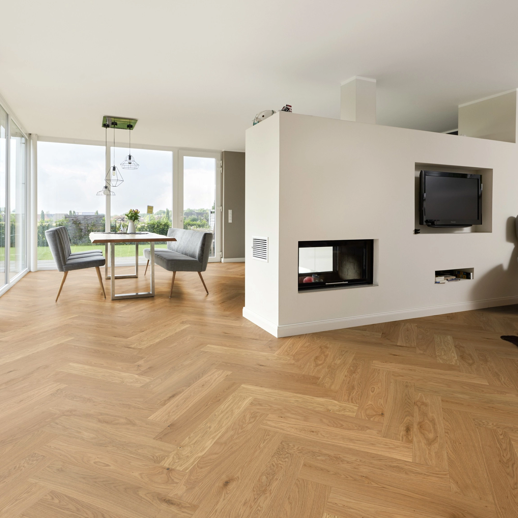 Milieubild Wohnzimmer mit Essbereich und Kamin - ter Hürne Parkett Estate Collection OLIO Eiche Jordaan Milieubild Wohnzimmer mit Essbereich und Kamin - ter Hürne 1101312669