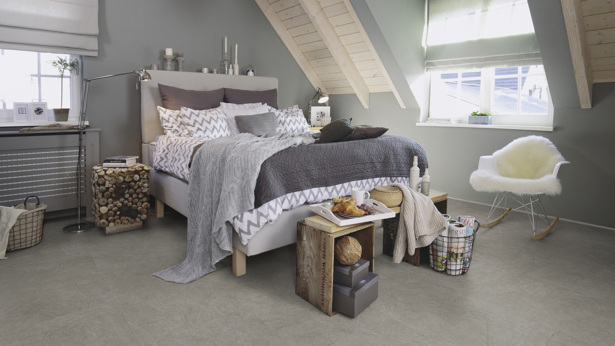 Milieubild Schlafzimmer im modernen Dachgeschoss - wineo Klebe-Bioboden PURLINE wineo 1500 stone XL Serene Marble Dark Milieubild Schlafzimmer im modernen Dachgeschoss - wineo PL15411SXL