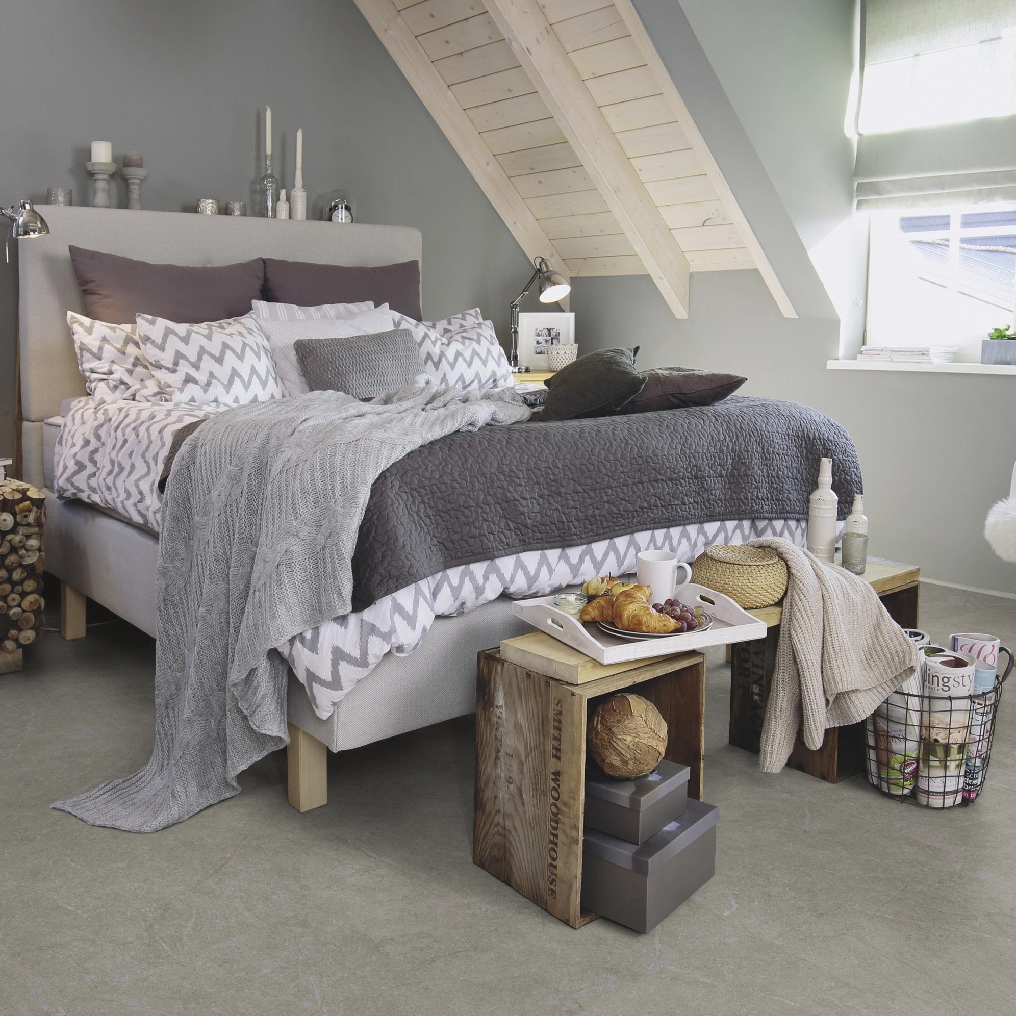 Milieubild Schlafzimmer im modernen Dachgeschoss - wineo Klebe-Bioboden PURLINE wineo 1500 stone XL Serene Marble Dark Milieubild Schlafzimmer im modernen Dachgeschoss - wineo PL15411SXL