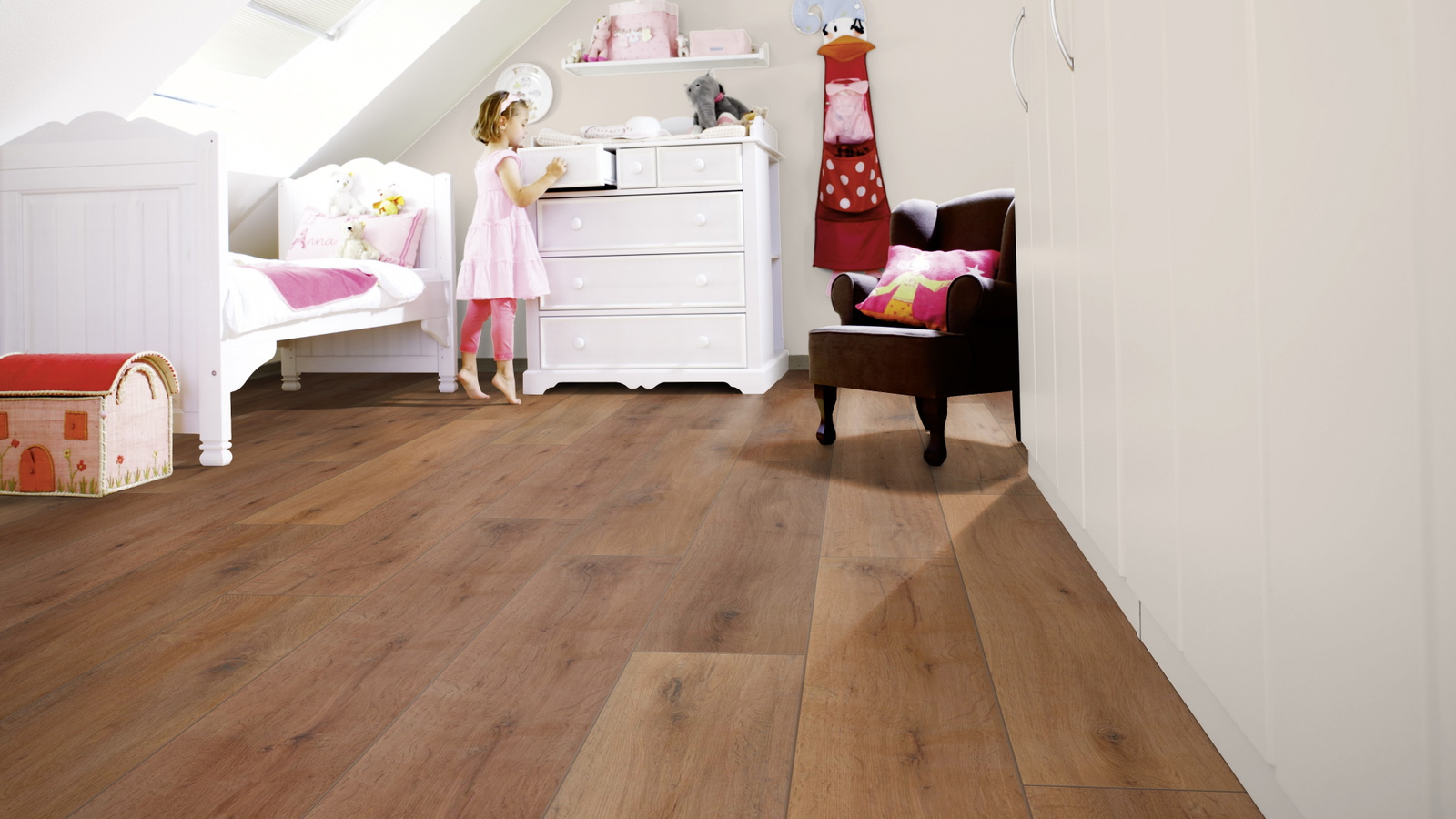 Milieubild Kinderzimmer mit weißer Kommode - wineo PL315R