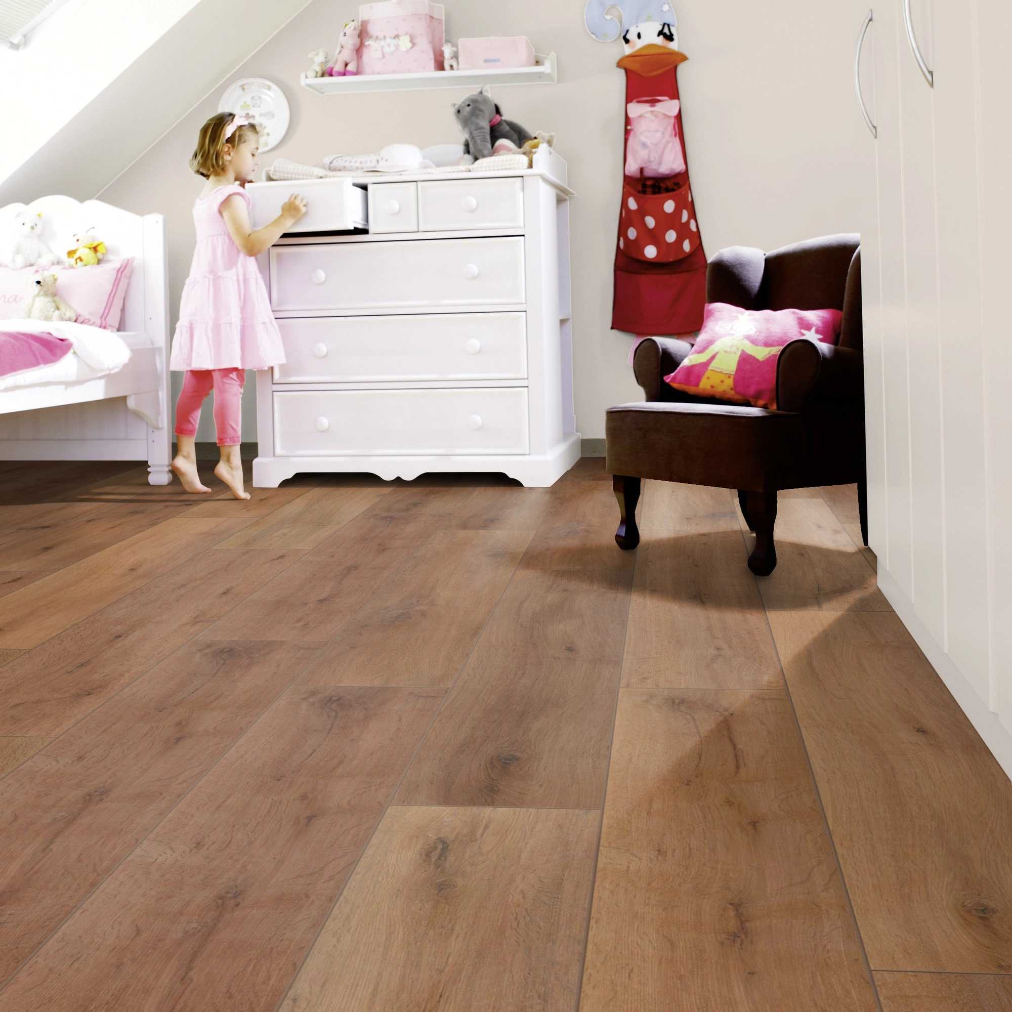 Milieubild Kinderzimmer mit weißer Kommode - wineo Klebe-Bioboden PURLINE wineo 1000 wood XL Rustic Oak Nougat Milieubild Kinderzimmer mit weißer Kommode - wineo PL315R