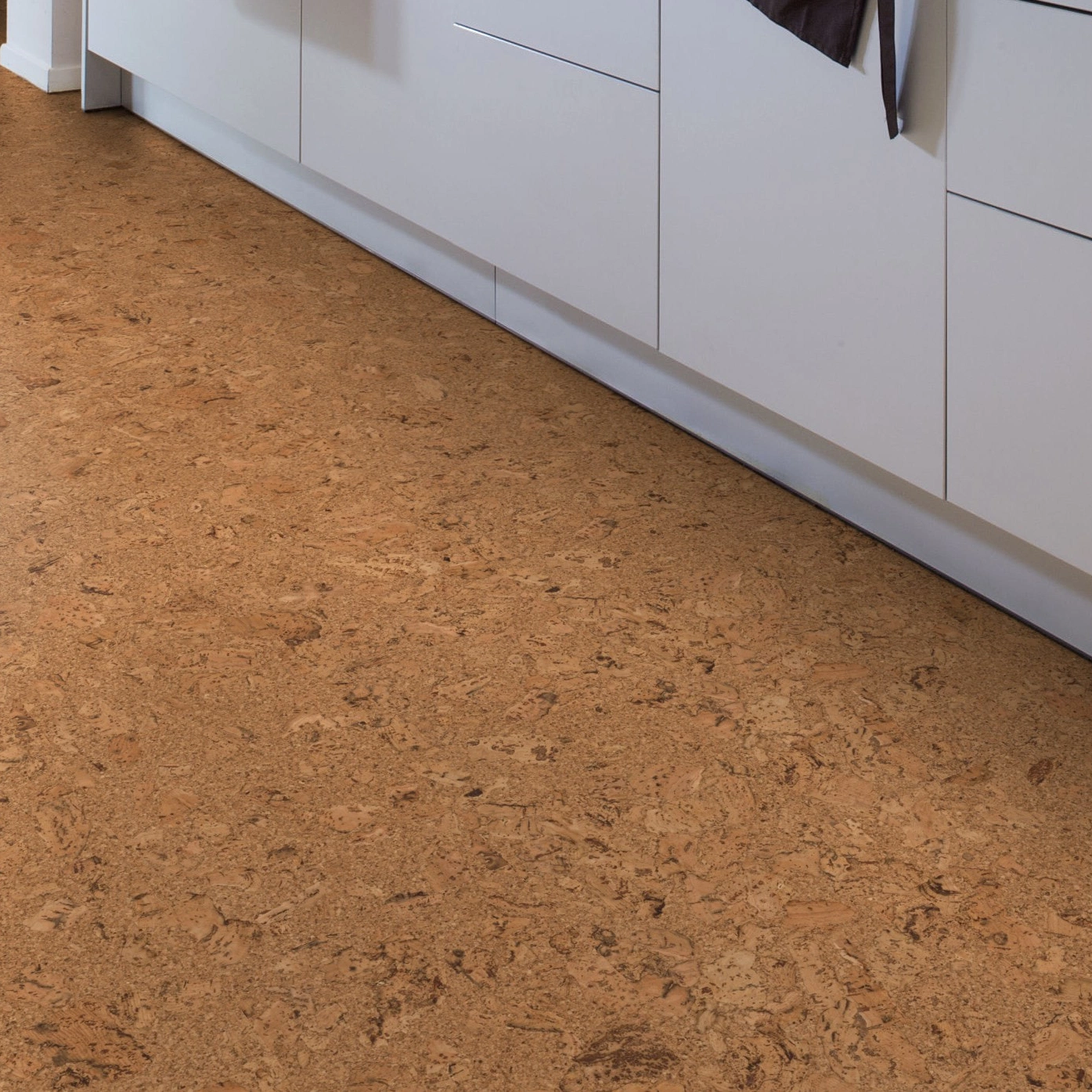 Milieubild Esszimmer mit Küchenblock - Wicanders Wise HDF Klick-Korkboden cork Essence Originals Shell Milieubild Esszimmer mit Küchenblock - Wicanders Wise 80002239
