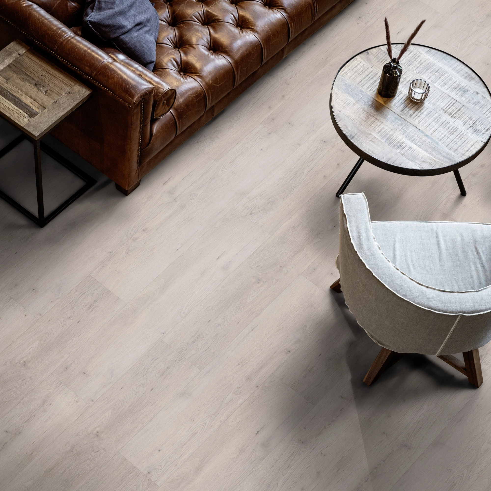Milieubild Wohnzimmer mit Ledersofa - Blick von oben - ter Hürne Klebe-Vinyl Pro Classic Choice Eiche Helsinki Milieubild Wohnzimmer mit Ledersofa - Blick von oben - ter Hürne 1101210604