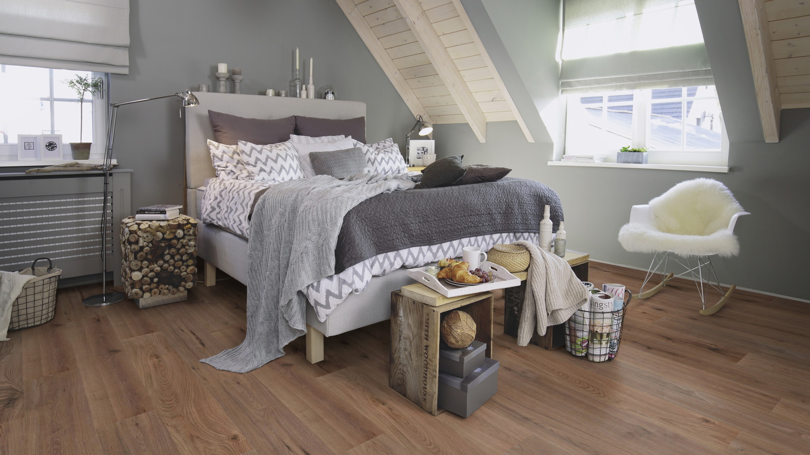 Milieubild Schlafzimmer im modernen Dachgeschoss - wineo PLC303R