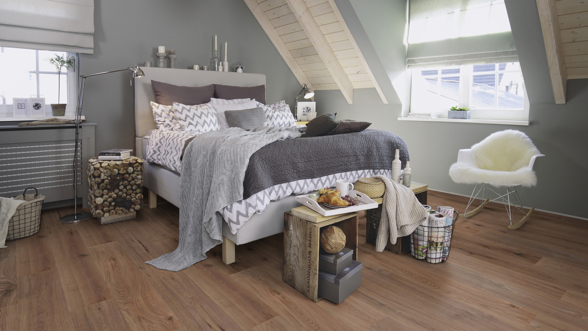 Milieubild Schlafzimmer im modernen Dachgeschoss - wineo Klick-Bioboden PURLINE wineo 1000 wood L Strong Oak Cappuccino Milieubild Schlafzimmer im modernen Dachgeschoss - wineo PLC303R