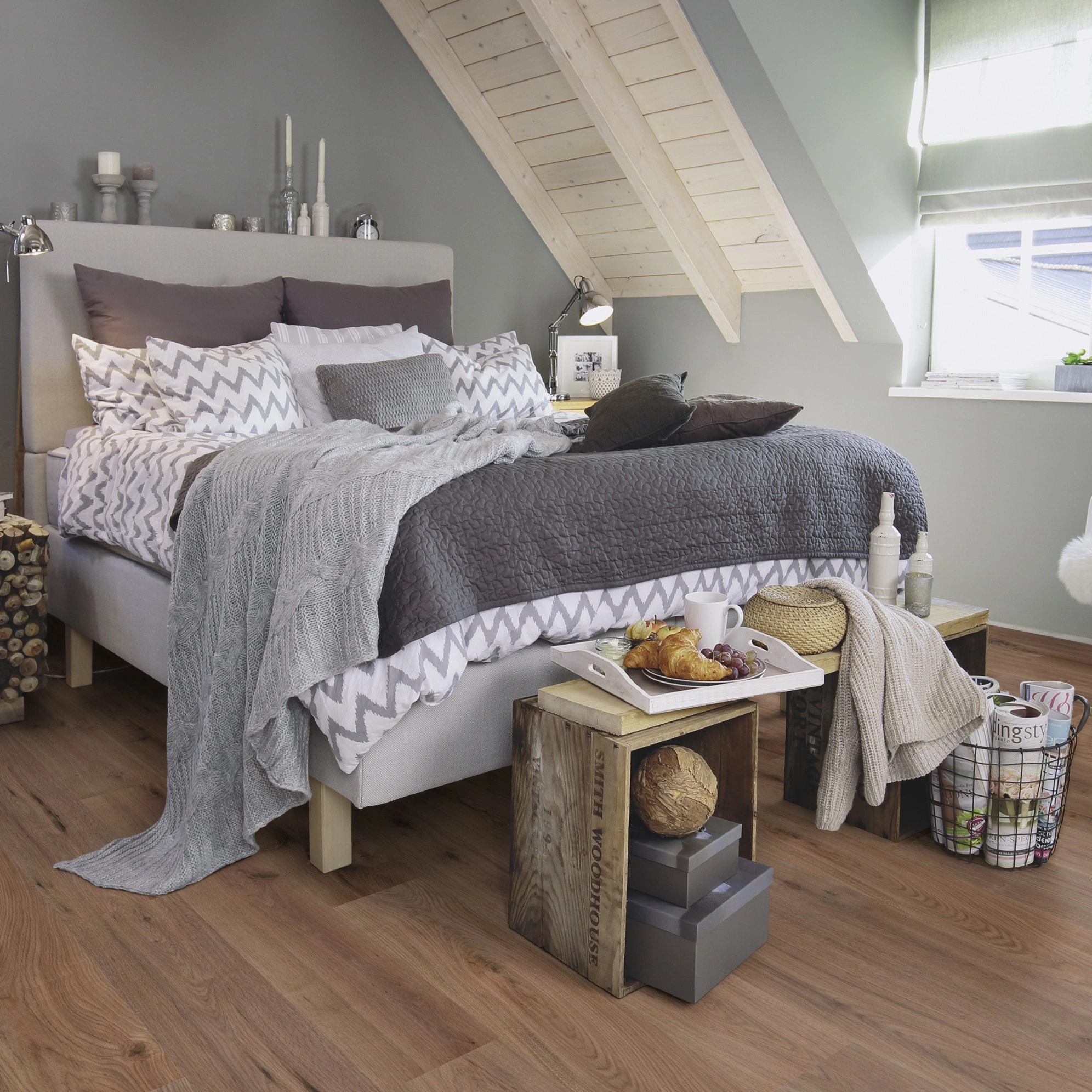 Milieubild Schlafzimmer im modernen Dachgeschoss - wineo Klick-Bioboden PURLINE wineo 1000 wood L Strong Oak Cappuccino Milieubild Schlafzimmer im modernen Dachgeschoss - wineo PLC303R