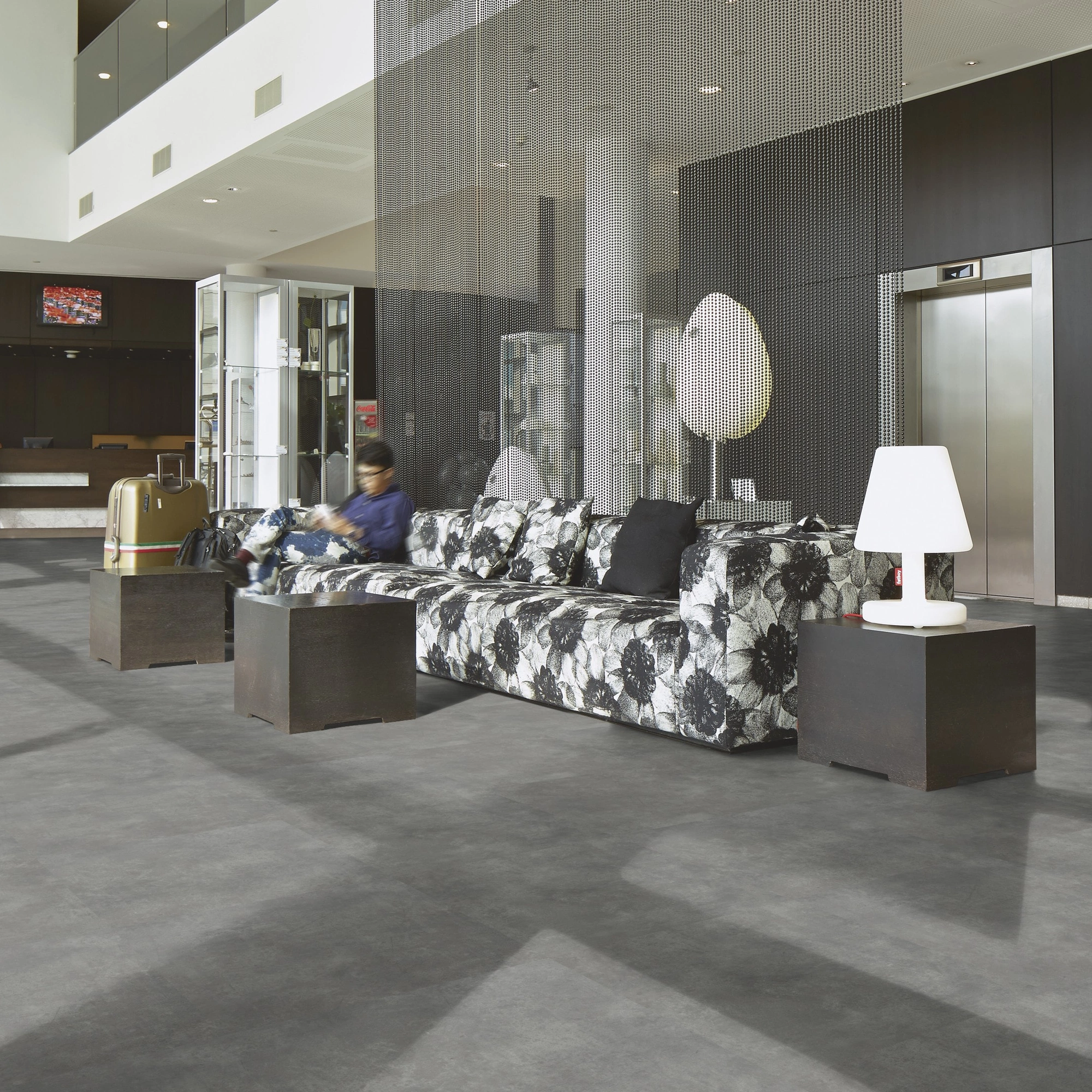 Milieubild Hotellobby mit Rezeption - Forbo Flooring Klebe-Vinyl Allura Dryback 0.55 Material Natural Concrete Milieubild Hotellobby mit Rezeption - Forbo Flooring 220178