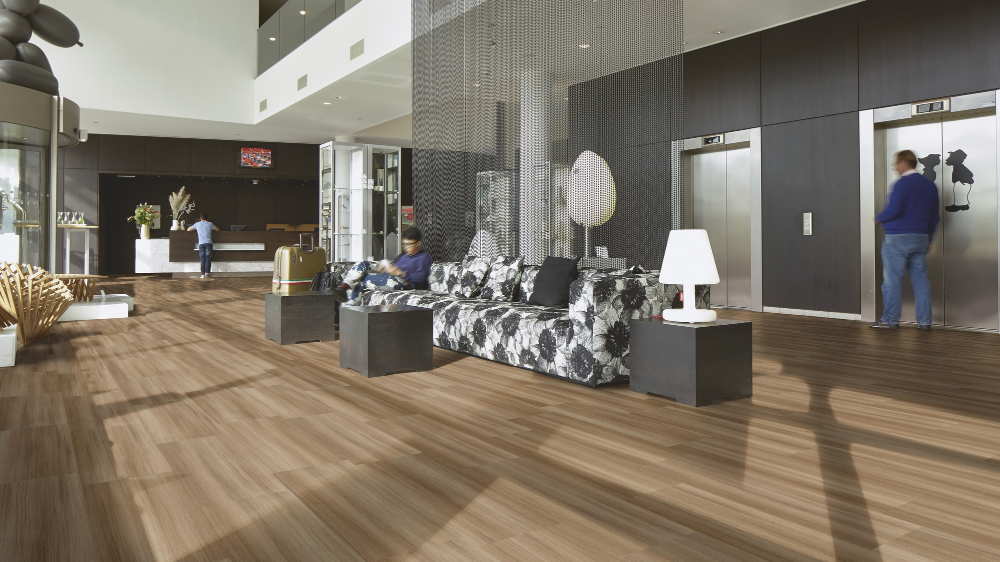 Milieubild Hotellobby mit Rezeption - Forbo Flooring Klebe-Vinyl Allura Dryback 0.55 Wood Light Twine Milieubild Hotellobby mit Rezeption - Forbo Flooring 243634